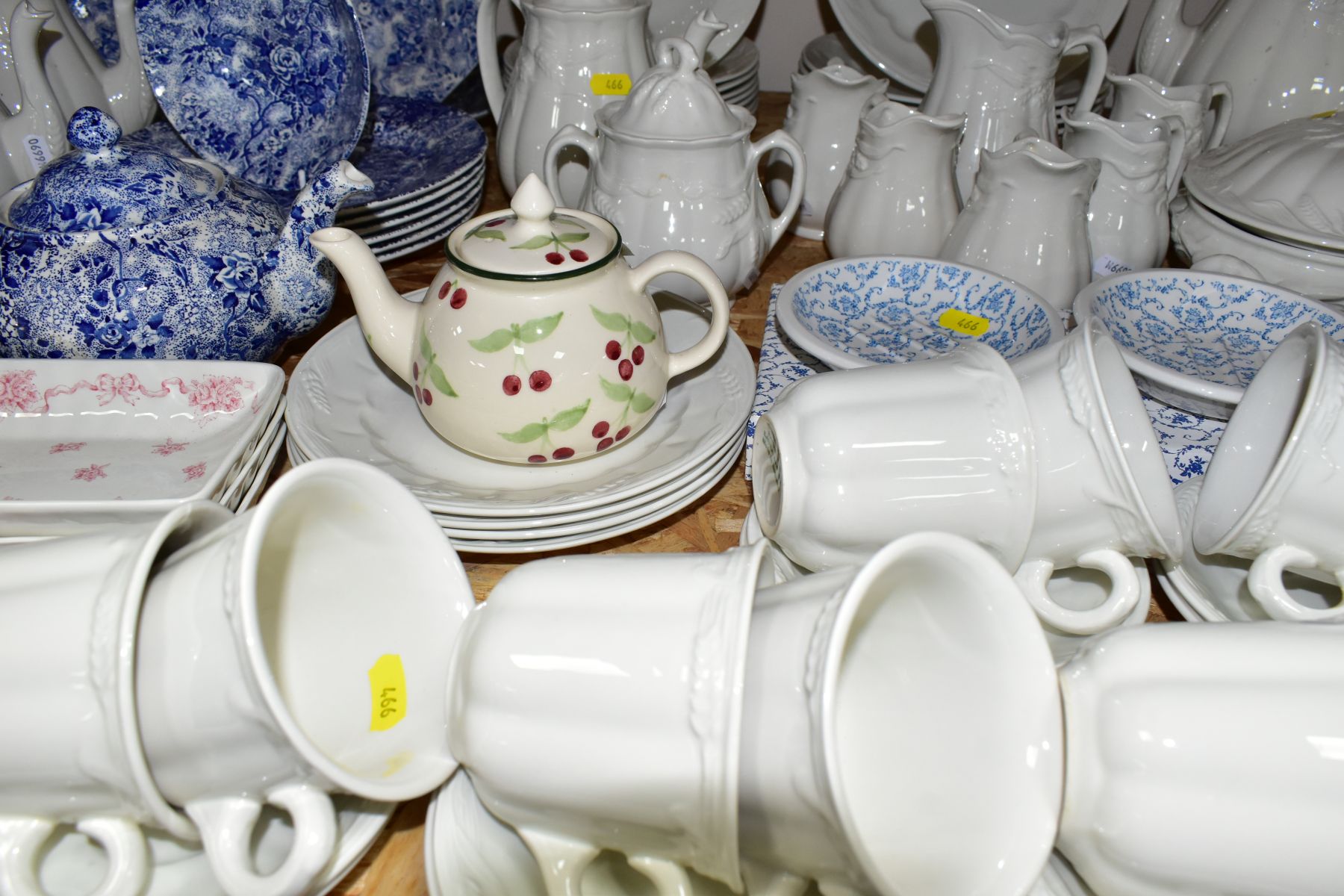 A SIXTY EIGHT PIECE LAURA ASHLEY WHEATWARE DINNER SERVICE WITH OTHER LAURA ASHLEY CERAMIC WARES, - Bild 6 aus 15