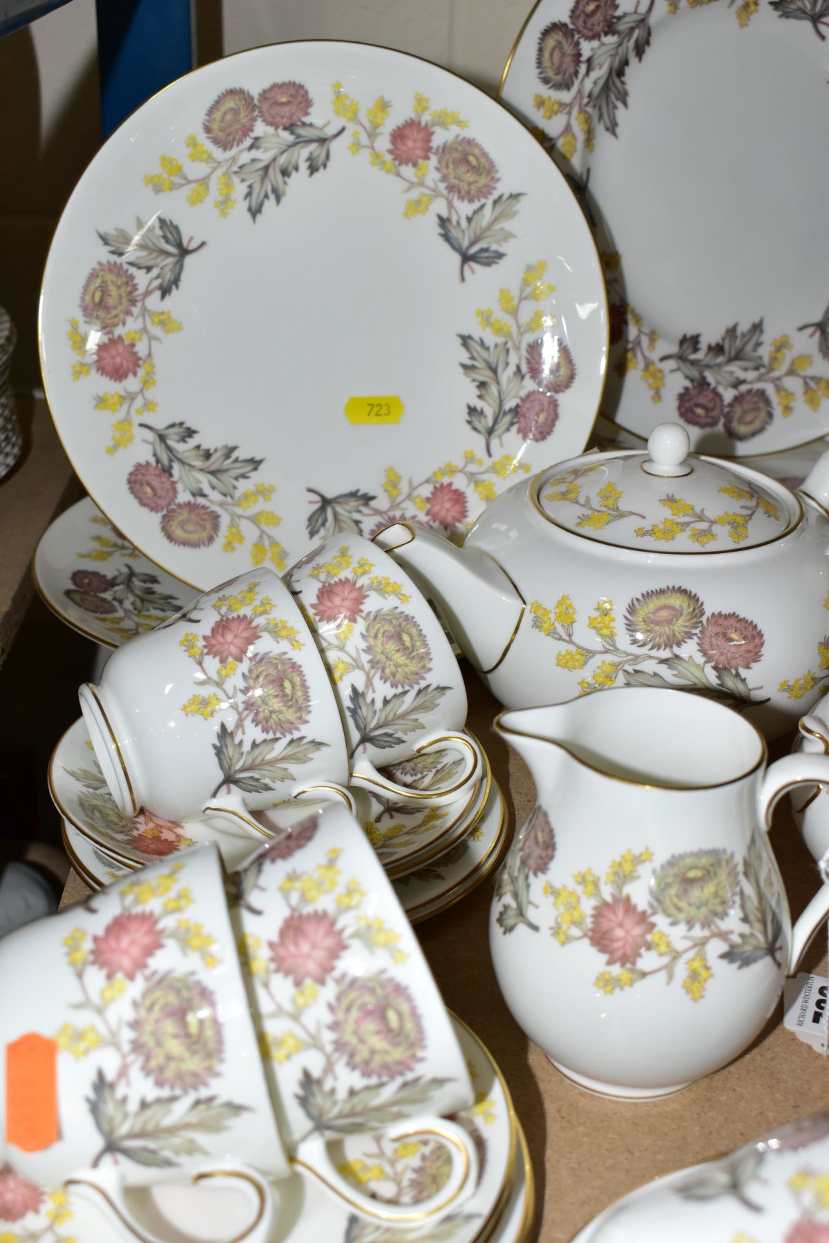 A FORTY EIGHT PIECE WEDGWOOD LICHFIELD TEASET AND DINNERWARES, comprising a teapot, hot water jug, - Bild 6 aus 8