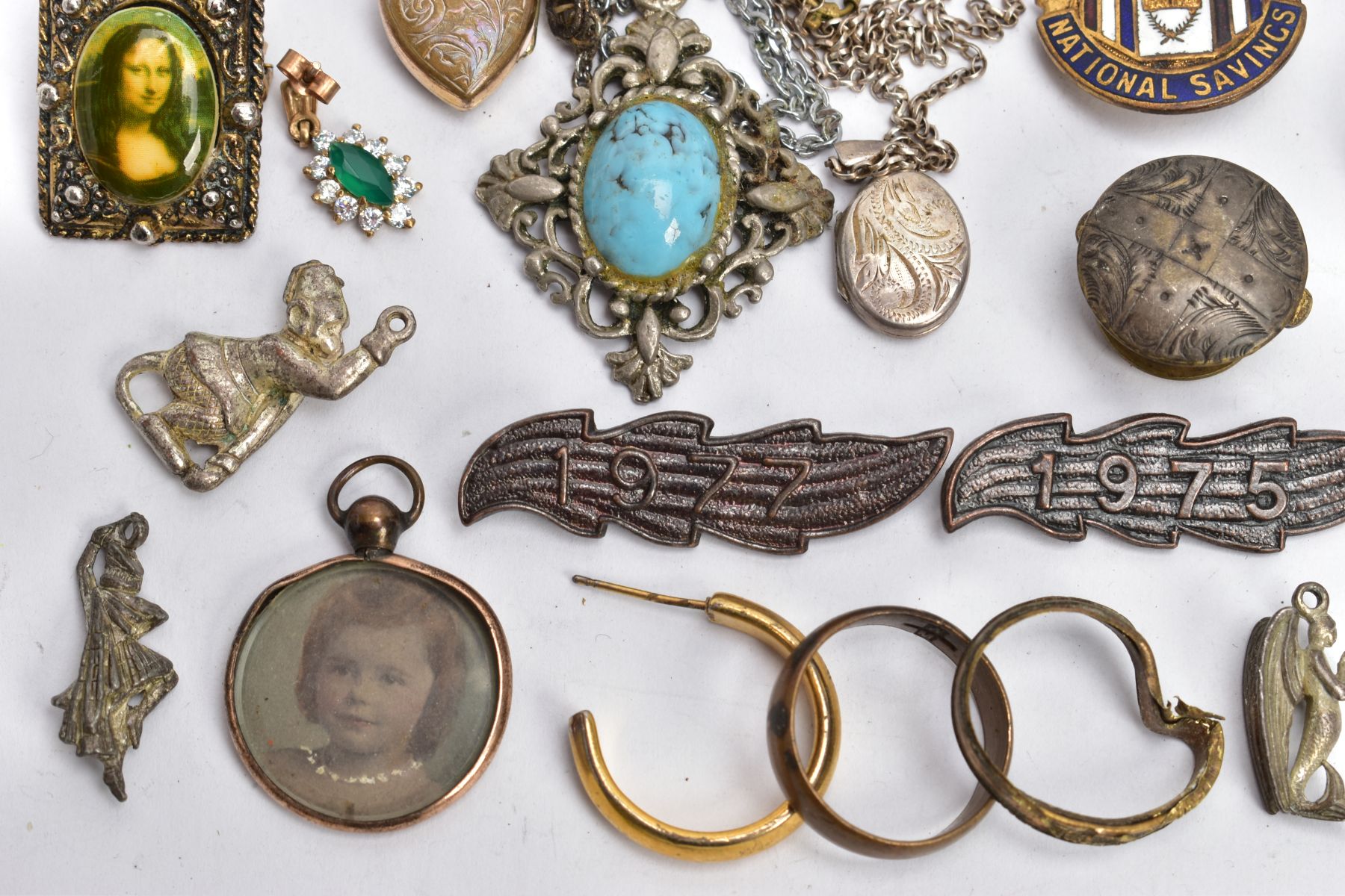 A SELECTION OF ASSORTED BADGES, BROOCHES AND OTHER ITEMS, to include three 'RAF' brooches, two - Bild 4 aus 4