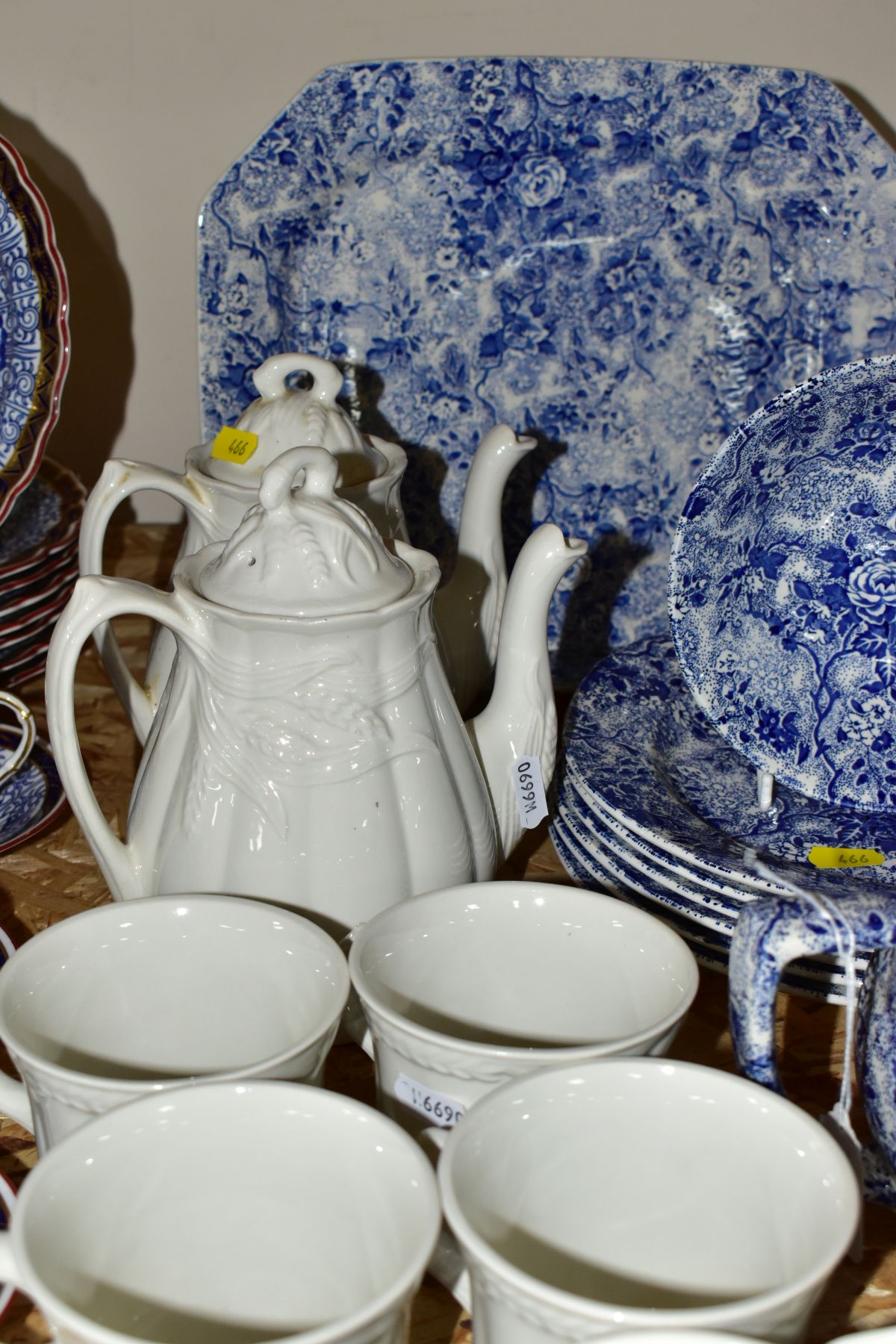 A SIXTY EIGHT PIECE LAURA ASHLEY WHEATWARE DINNER SERVICE WITH OTHER LAURA ASHLEY CERAMIC WARES, - Bild 4 aus 15