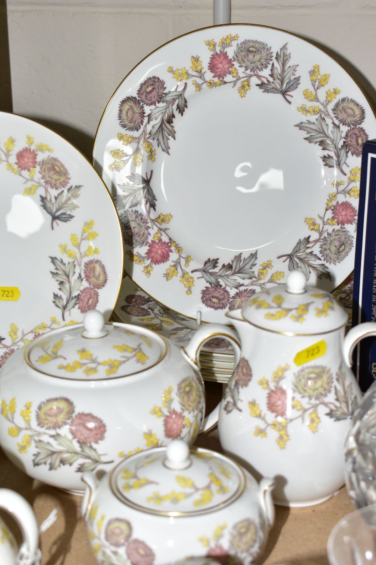 A FORTY EIGHT PIECE WEDGWOOD LICHFIELD TEASET AND DINNERWARES, comprising a teapot, hot water jug, - Bild 8 aus 8