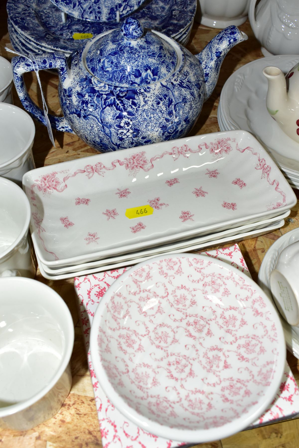 A SIXTY EIGHT PIECE LAURA ASHLEY WHEATWARE DINNER SERVICE WITH OTHER LAURA ASHLEY CERAMIC WARES, - Bild 14 aus 15