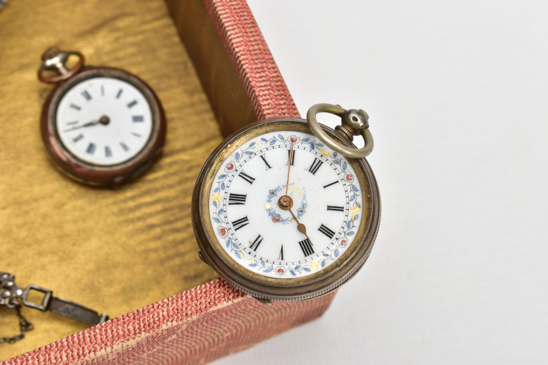 A WOODEN BOX WITH CONTENTS, small fabric lined wooden box with contents to include a silver lined - Image 3 of 6