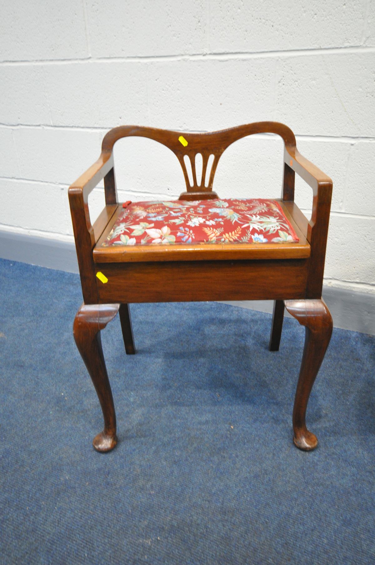 A REPRODUCTION GILLOWS STYLE CORNER CHAIR with shaped and pierced splats, lion head arm - Image 3 of 4