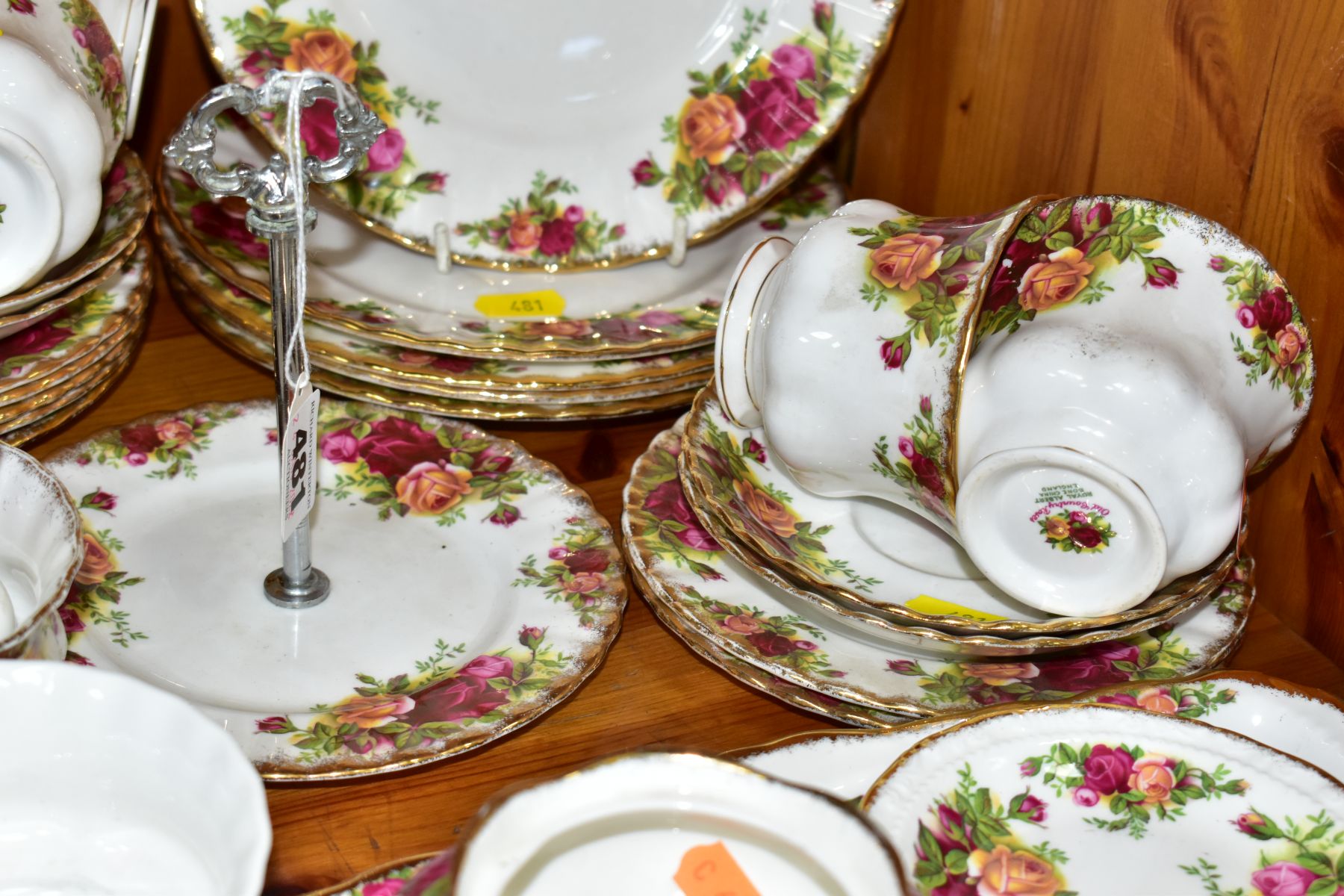 A THIRTY THREE PIECE ROYAL ALBERT OLD COUNTRY ROSES PART TEA SET, comprising a handled cake plate, a - Bild 7 aus 7