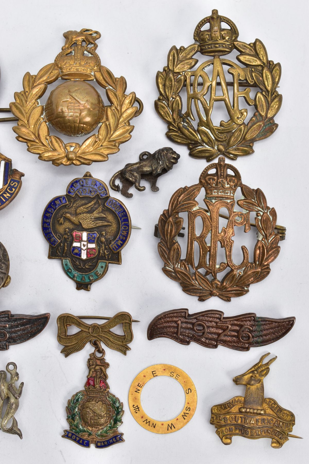 A SELECTION OF ASSORTED BADGES, BROOCHES AND OTHER ITEMS, to include three 'RAF' brooches, two - Bild 2 aus 4