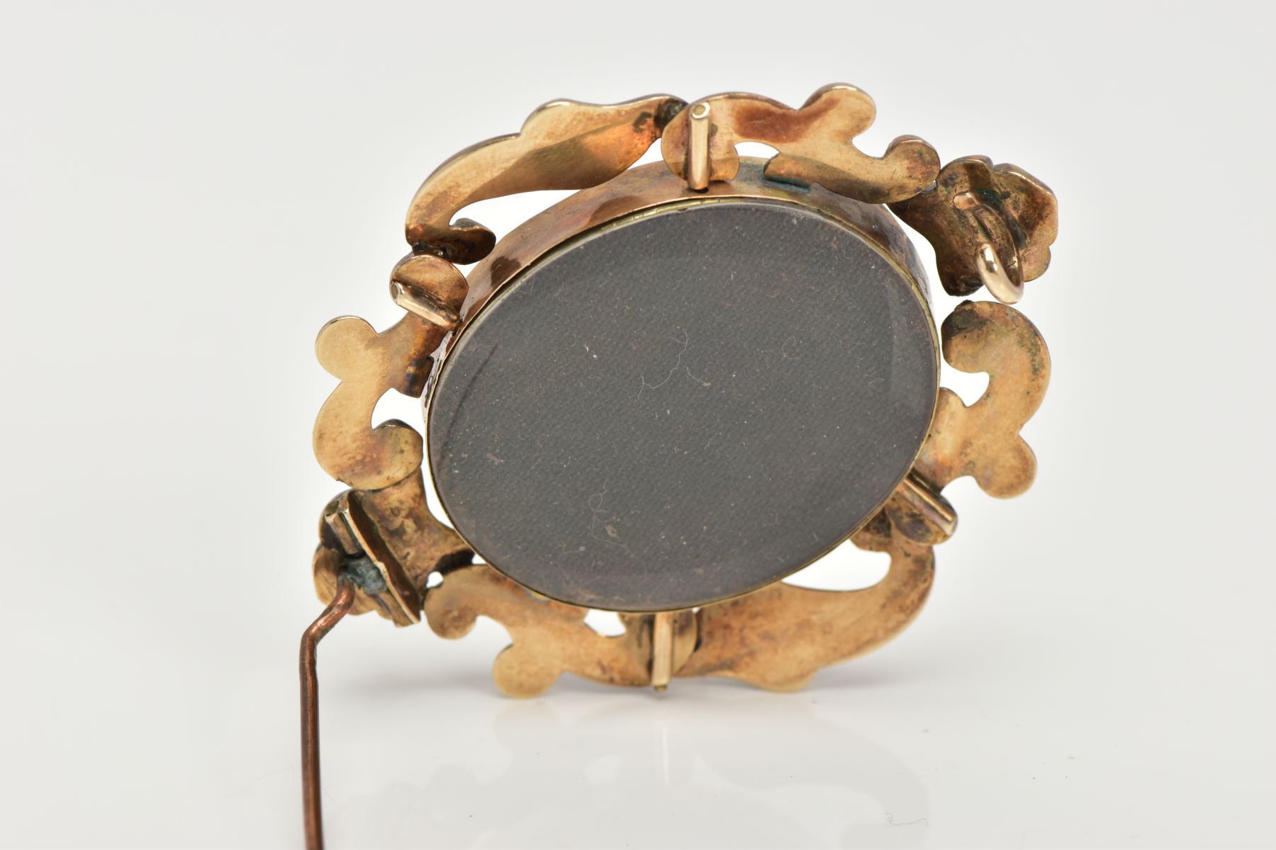 A LATE VICTORIAN MEMORIAL BROOCH, the central oval arranged hair panel with split pearl detail, to - Bild 4 aus 4