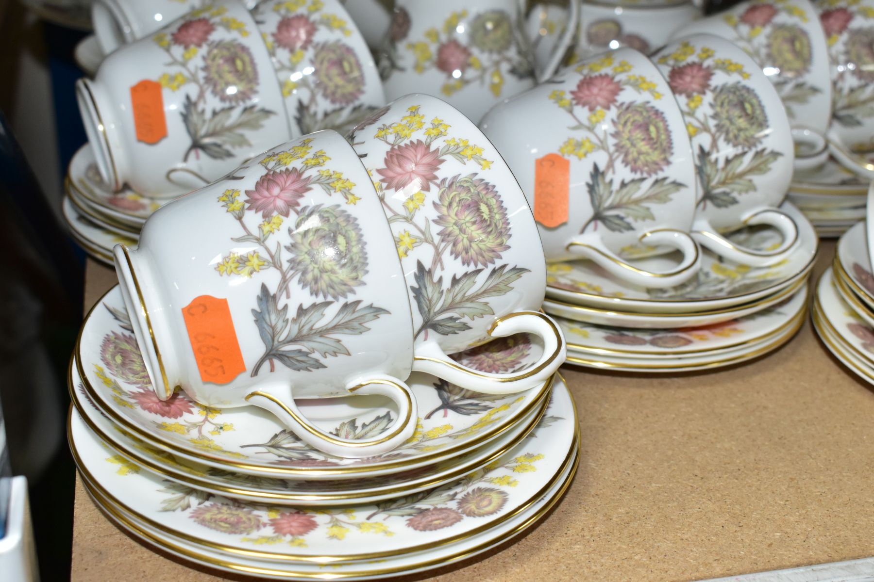 A FORTY EIGHT PIECE WEDGWOOD LICHFIELD TEASET AND DINNERWARES, comprising a teapot, hot water jug, - Bild 2 aus 8