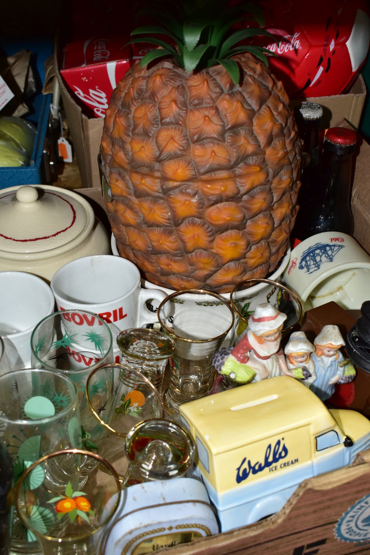 TWO BOXES AND LOOSE ADVERTISING CERAMICS AND GLASSWARES INCLUDING COCA-COLA AND A PICNIC SET, to - Image 2 of 4