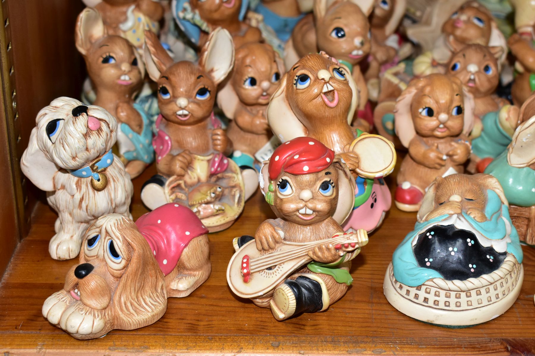 A QUANTITY OF PENDELFIN RABBITS AND ACCESSORIES, comprising Castle Tavern, Cobble Cottage, Picnic - Image 5 of 8