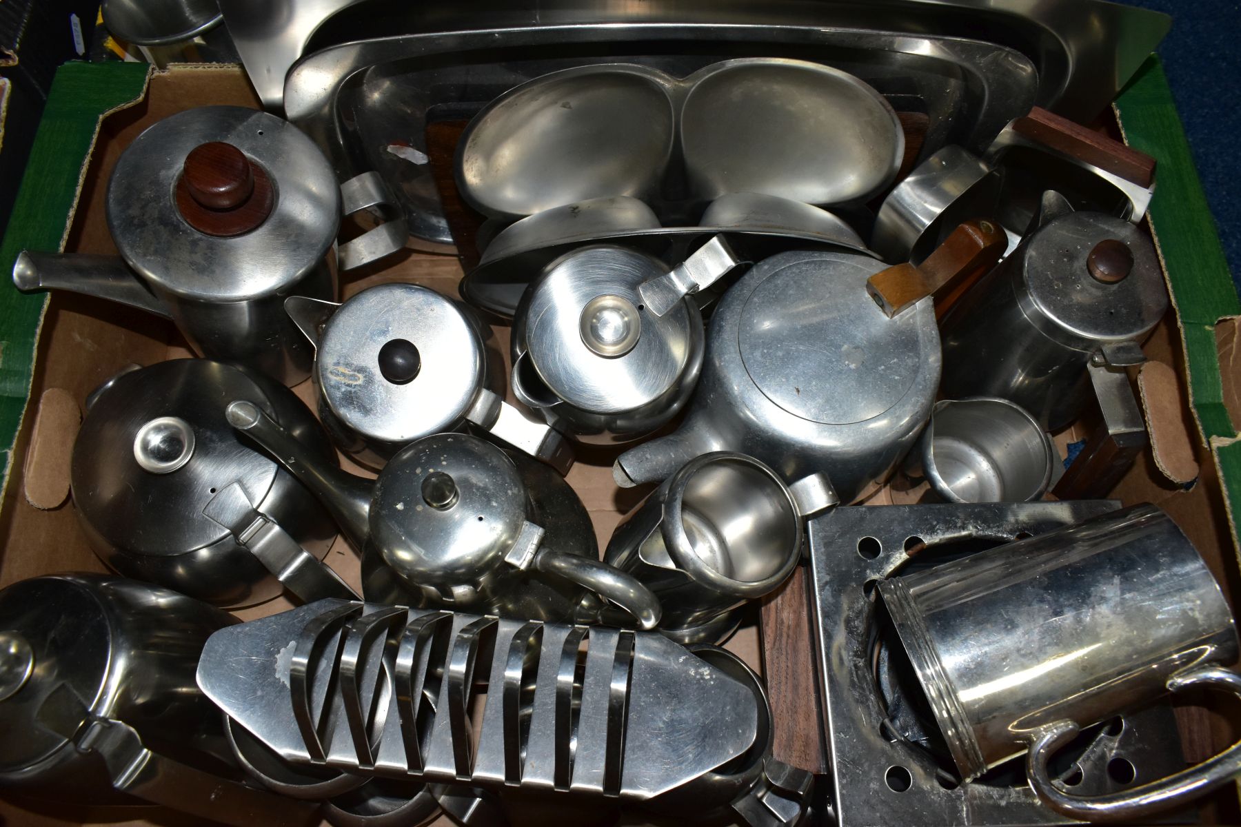 FIVE BOXES OF METAL WARES TO INCLUDE OLD HALL STAINLESS STEEL TEAWARES ETC, teapots, coffee pots, - Bild 5 aus 8