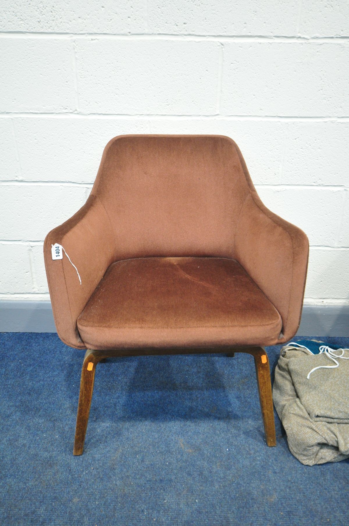 A MID CENTURY BLACK AND GREEN UPHOLSTERED LOUNGE CHAIR, with swept armrests, on cylindrical - Image 4 of 7