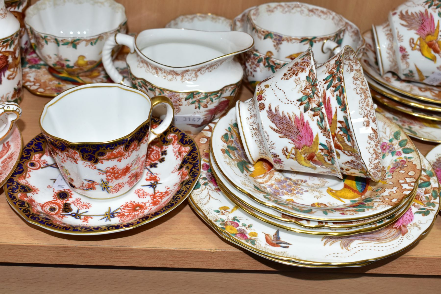 A COLLECTION OF ROYAL CROWN DERBY ' OLDE AVESBURY' PATTERN TEA AND COFFEE WARES, ETC, comprising a - Image 4 of 9