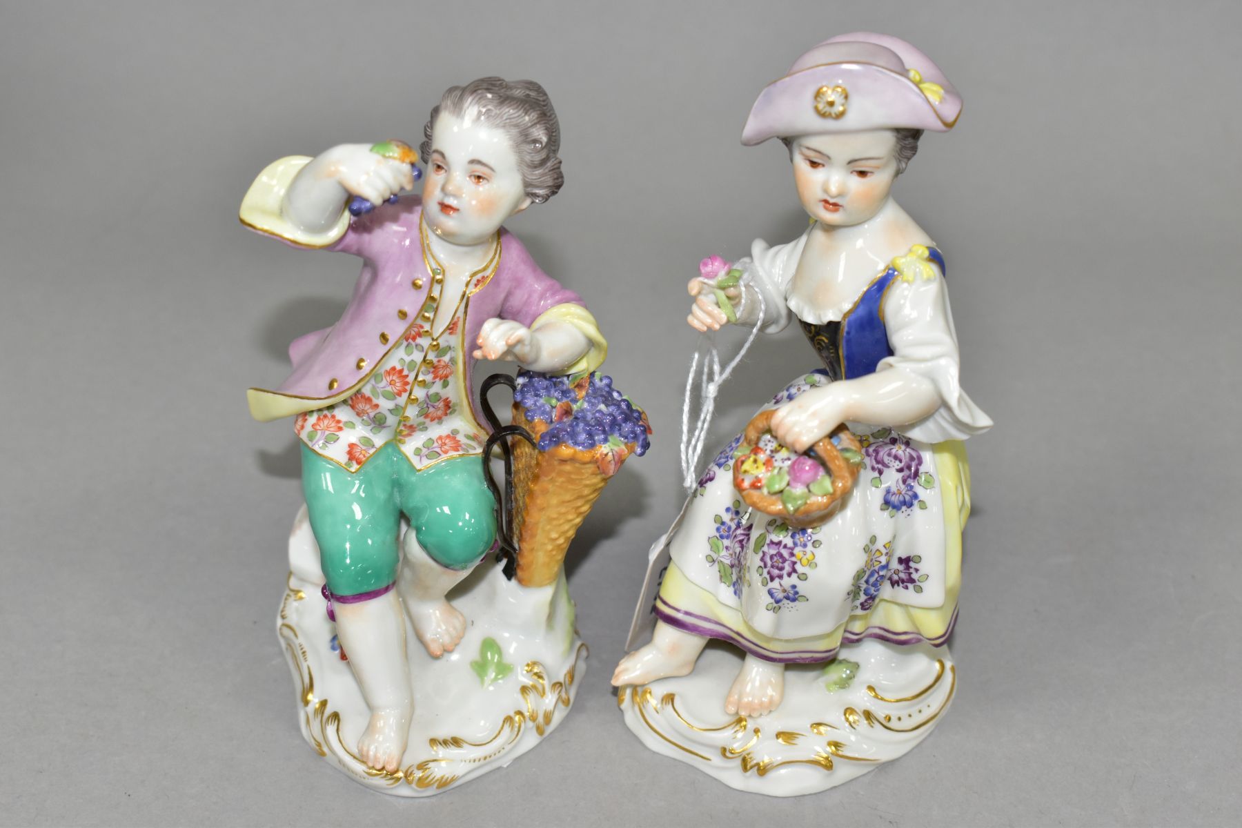 A PAIR OF EARLY 20TH CENTURY MEISSEN FIGURES OF A YOUNG BOY AND GIRL, both seated, the boy holding a - Image 5 of 6