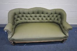 AN EDWARDIAN WALNUT AND GREEN UPHOLSTERED BUTTON BACK CHAISE LONGUE, on ceramic casters, width