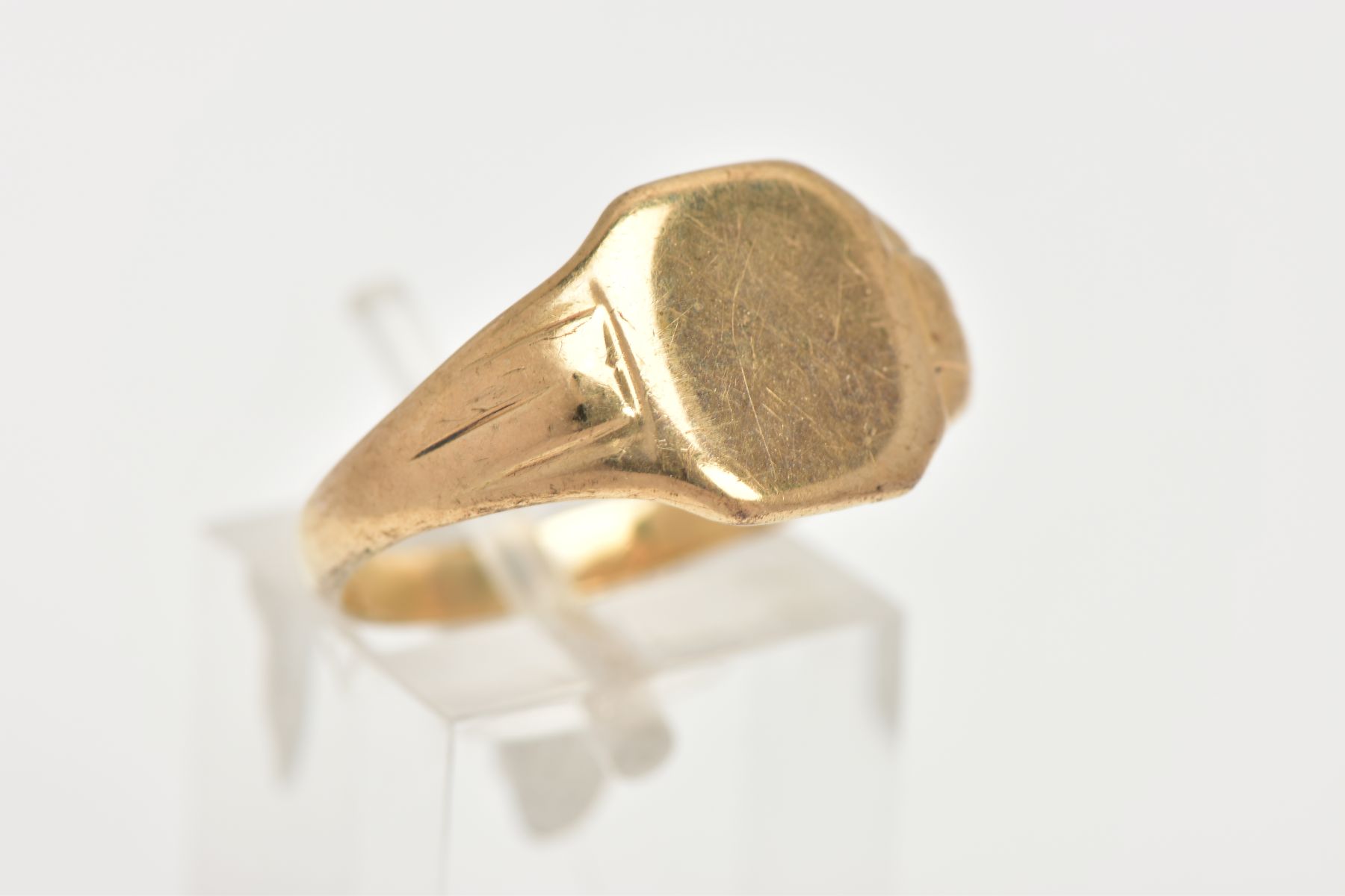 A 9CT GOLD SIGNET RING, of a plain square form, tapered shoulders, approximate face dimensions - Image 4 of 4