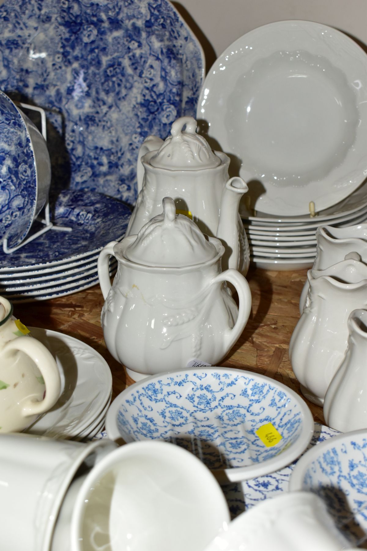 A SIXTY EIGHT PIECE LAURA ASHLEY WHEATWARE DINNER SERVICE WITH OTHER LAURA ASHLEY CERAMIC WARES, - Bild 12 aus 15