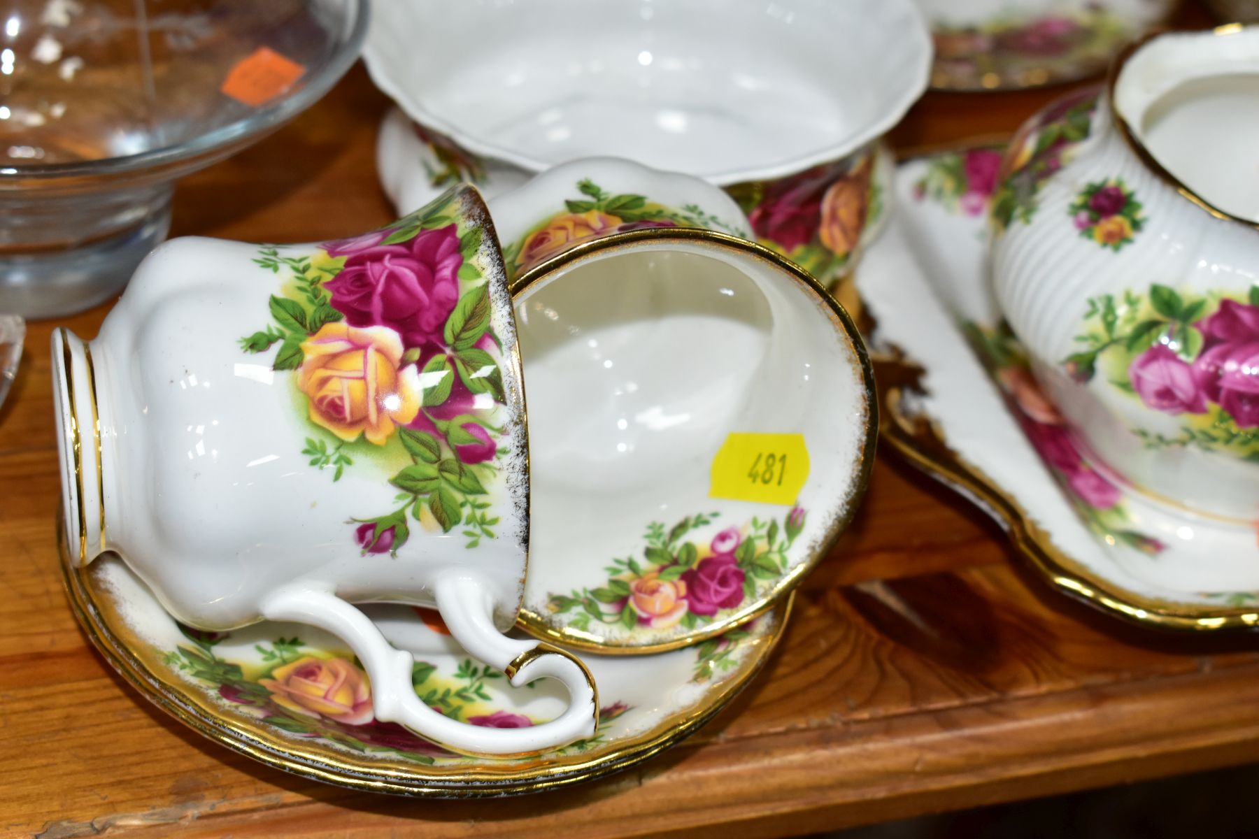 A THIRTY THREE PIECE ROYAL ALBERT OLD COUNTRY ROSES PART TEA SET, comprising a handled cake plate, a - Bild 3 aus 7