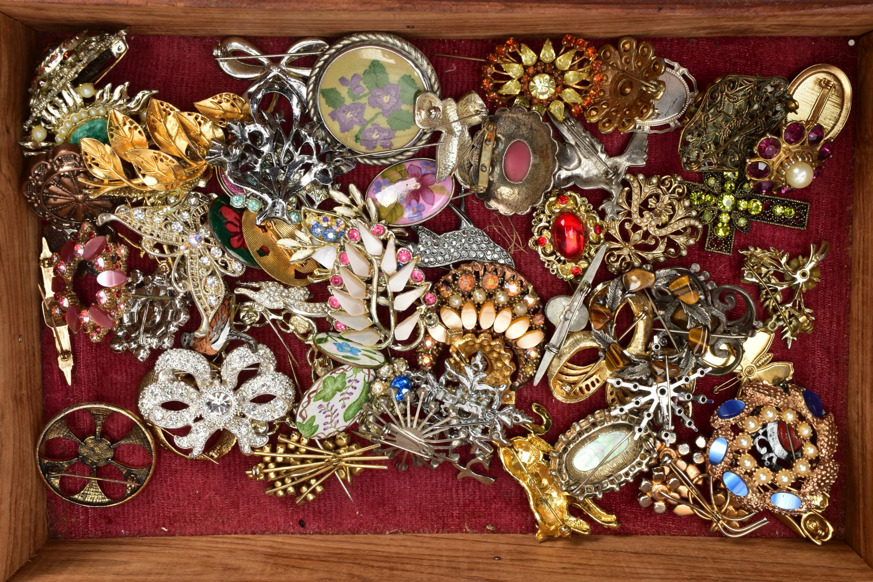 A WOODEN BOX AND A DISPLAY BOX WITH CONTENTS OF JEWELLERY, mostly costume jewellery pieces to - Image 2 of 7