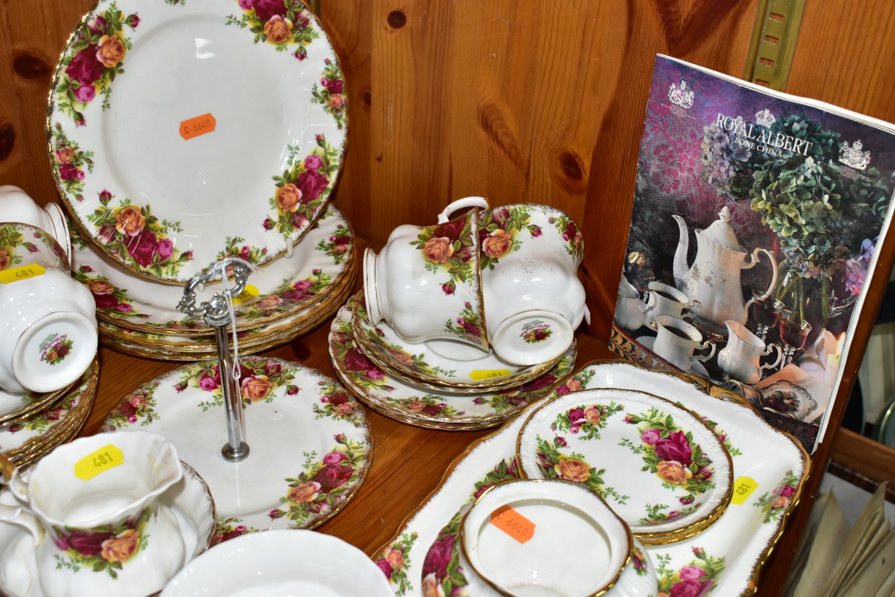 A THIRTY THREE PIECE ROYAL ALBERT OLD COUNTRY ROSES PART TEA SET, comprising a handled cake plate, a - Bild 4 aus 7