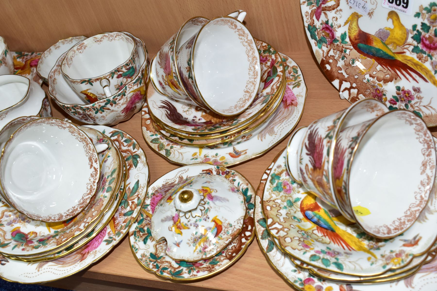A COLLECTION OF ROYAL CROWN DERBY ' OLDE AVESBURY' PATTERN TEA AND COFFEE WARES, ETC, comprising a - Image 8 of 9