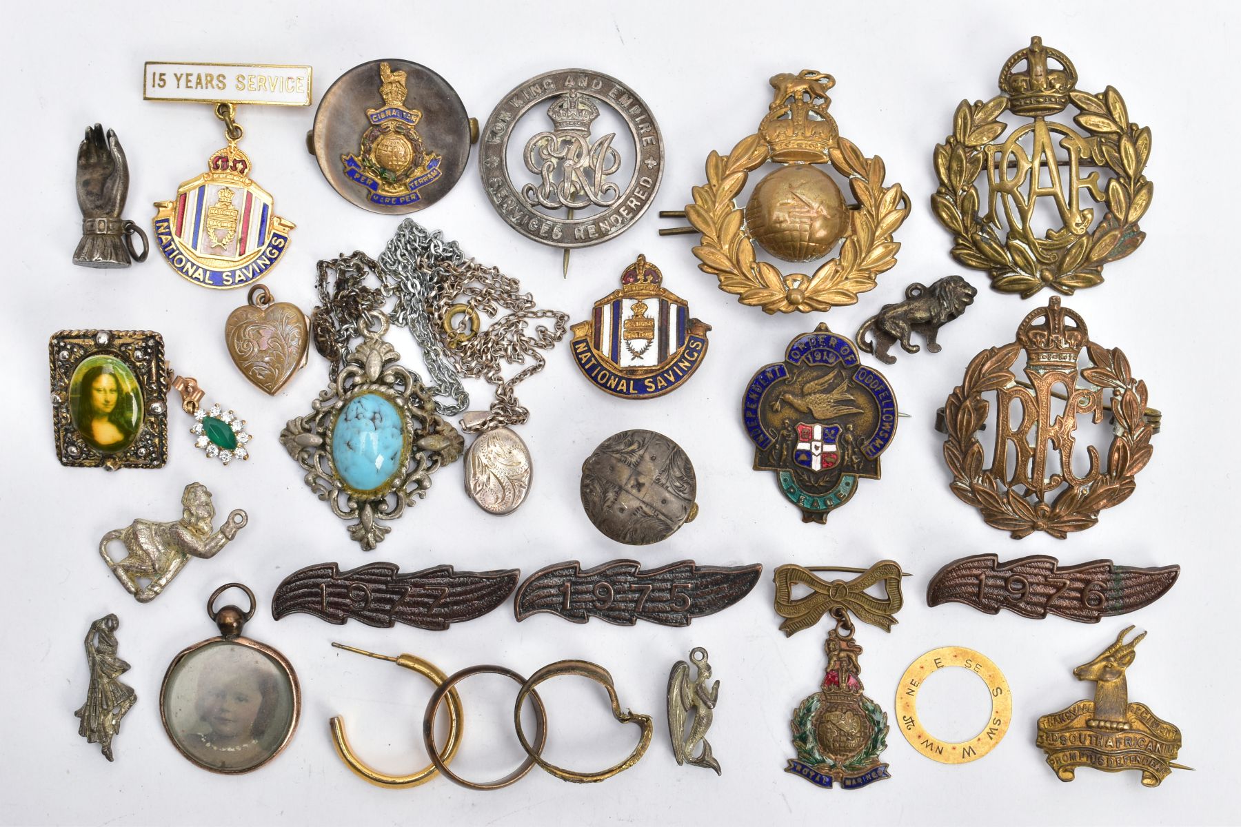 A SELECTION OF ASSORTED BADGES, BROOCHES AND OTHER ITEMS, to include three 'RAF' brooches, two