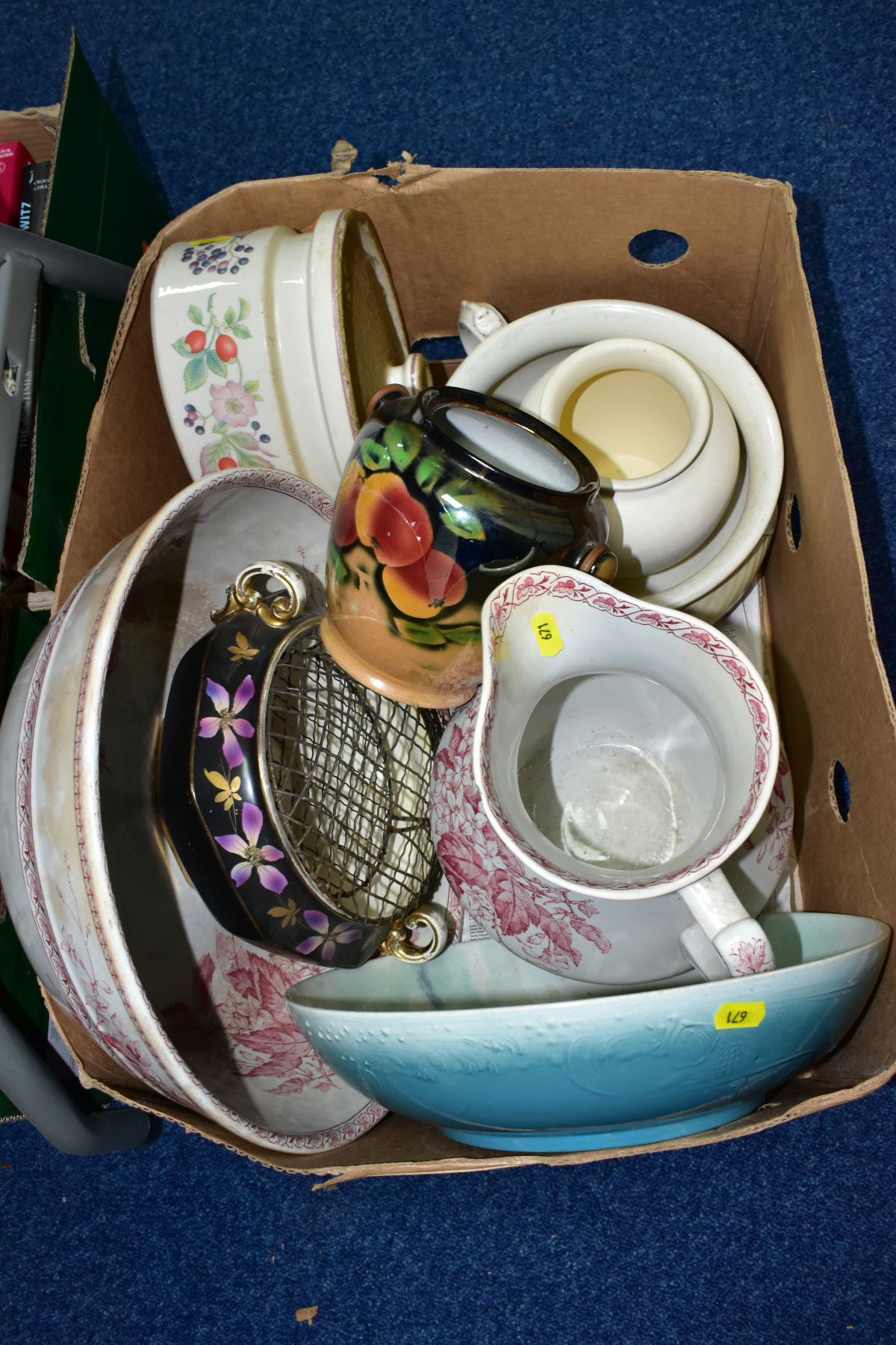 SEVEN BOXES AND LOOSE OF CERAMICS AND GLASSWARE, including a Midwinter Stylecraft fashion shape part - Bild 17 aus 17
