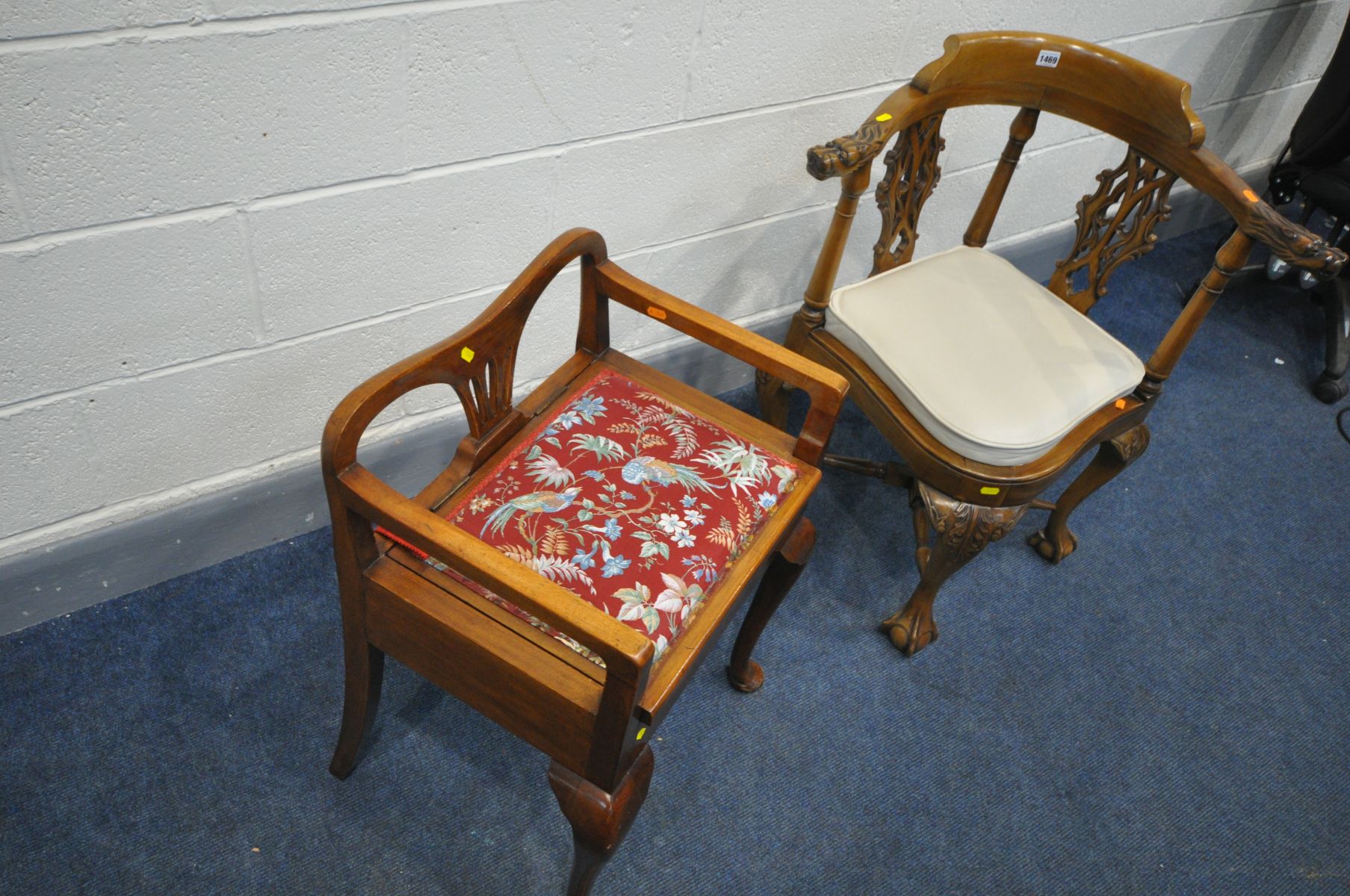 A REPRODUCTION GILLOWS STYLE CORNER CHAIR with shaped and pierced splats, lion head arm - Image 4 of 4