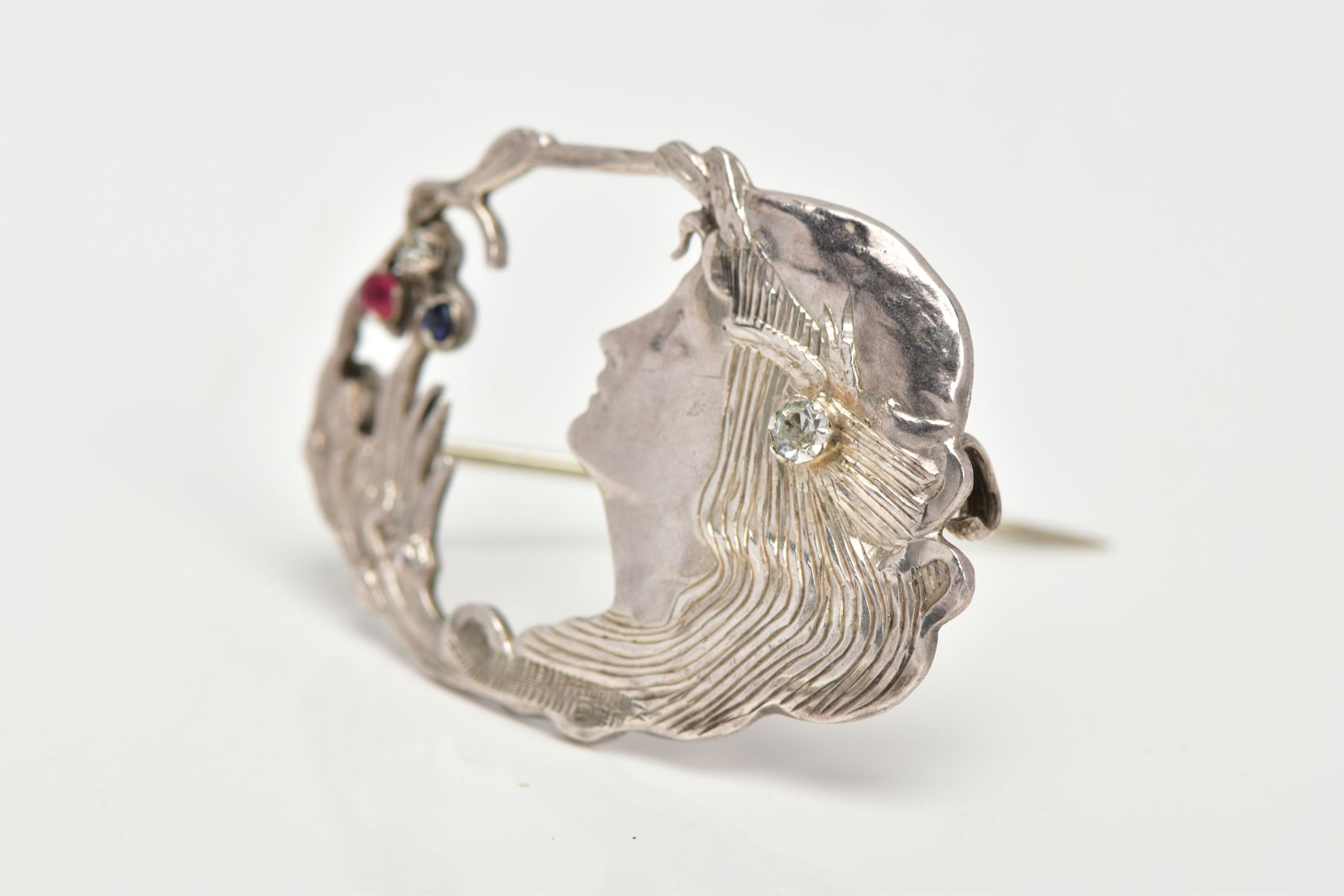 A SILVER ART NOUVEAU BROOCH, of an oval outline, designed as a woman in profile with flowers and - Bild 2 aus 4