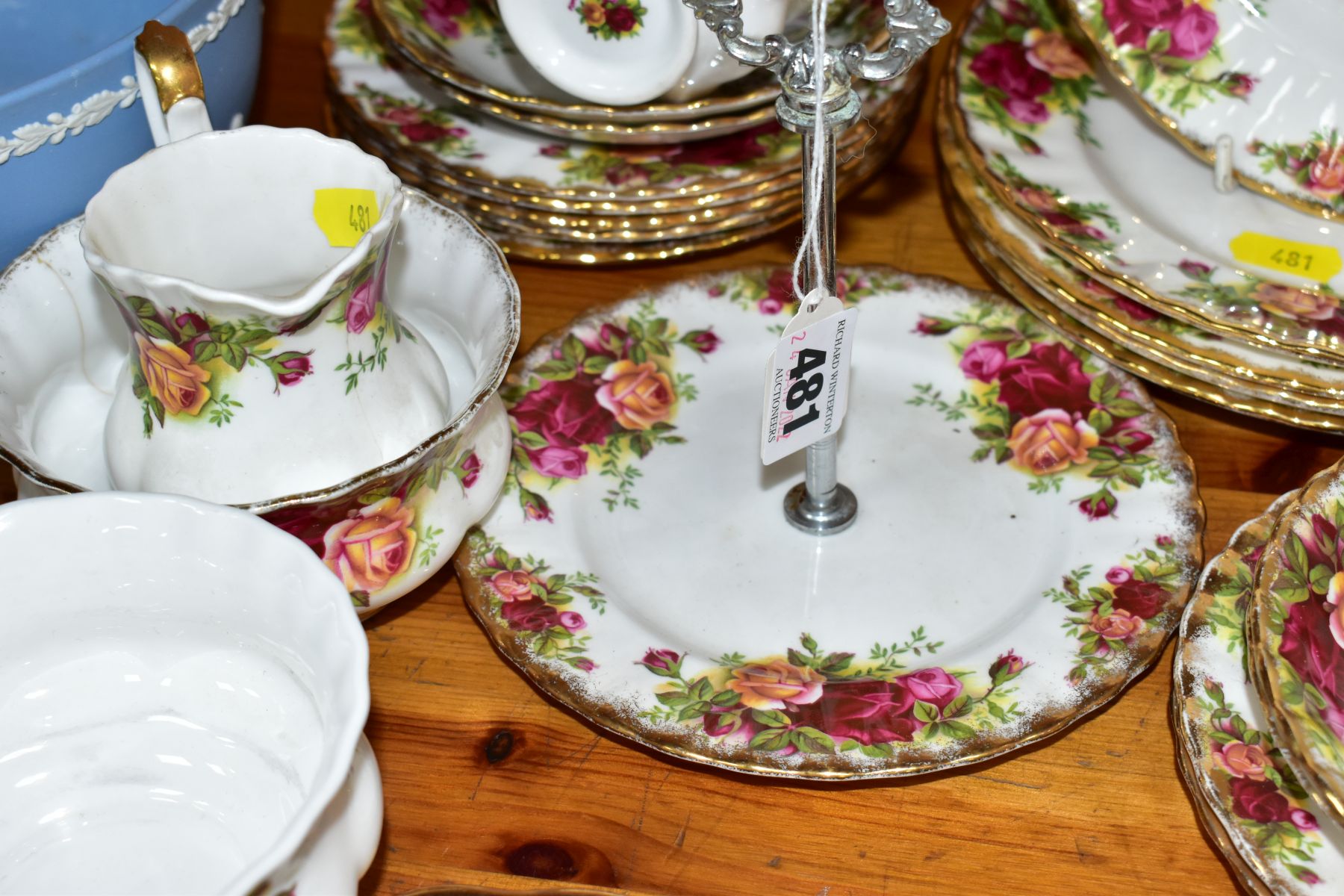 A THIRTY THREE PIECE ROYAL ALBERT OLD COUNTRY ROSES PART TEA SET, comprising a handled cake plate, a - Bild 6 aus 7