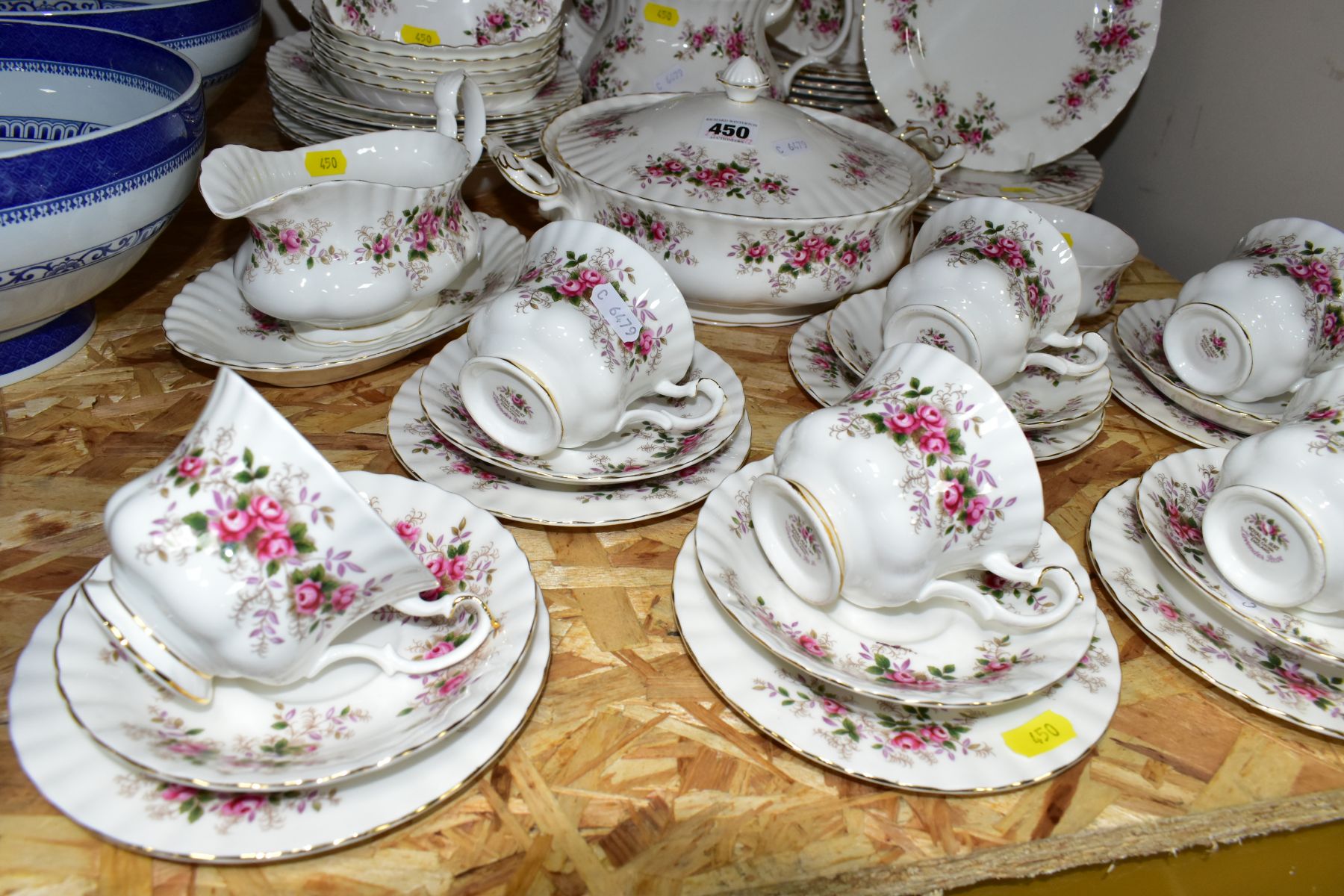 A FIFTY ONE PIECE ROYAL ALBERT LAVENDER ROSE DINNER SERVICE, comprising a teapot, a tureen, a - Bild 5 aus 7