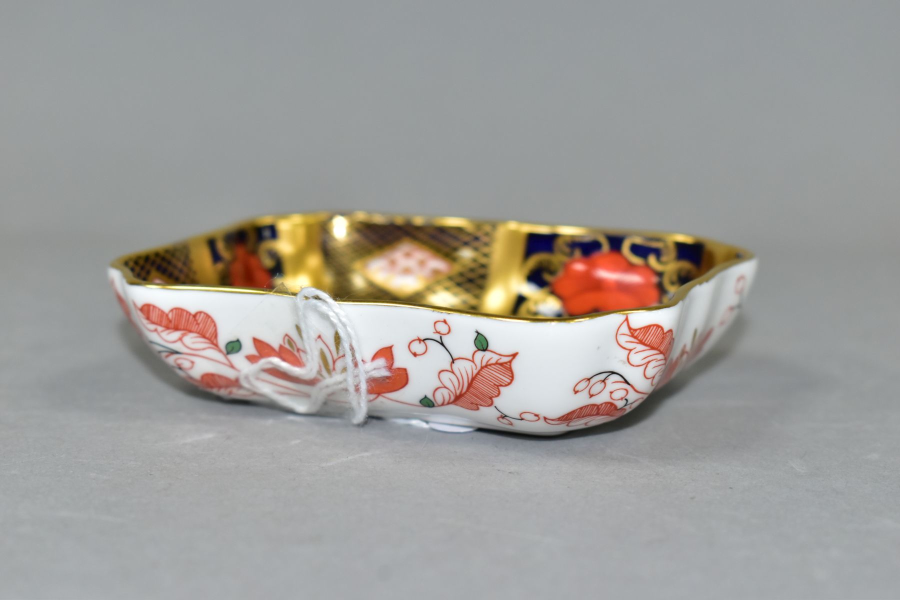 A ROYAL CROWN DERBY IMARI GOLD BANDED TRINKET DISH, 1128 pattern, length 9.5cm (Condition report: - Image 4 of 5
