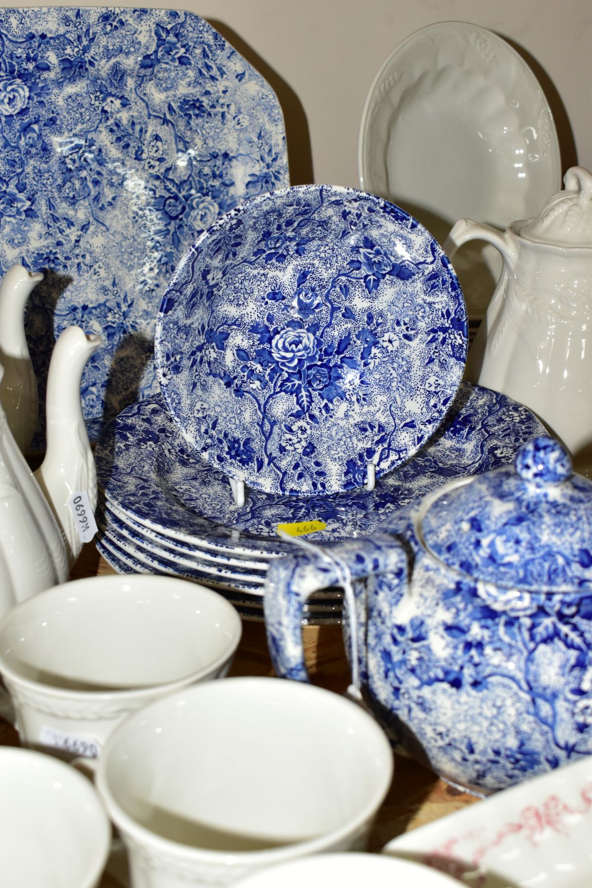 A SIXTY EIGHT PIECE LAURA ASHLEY WHEATWARE DINNER SERVICE WITH OTHER LAURA ASHLEY CERAMIC WARES, - Bild 5 aus 15