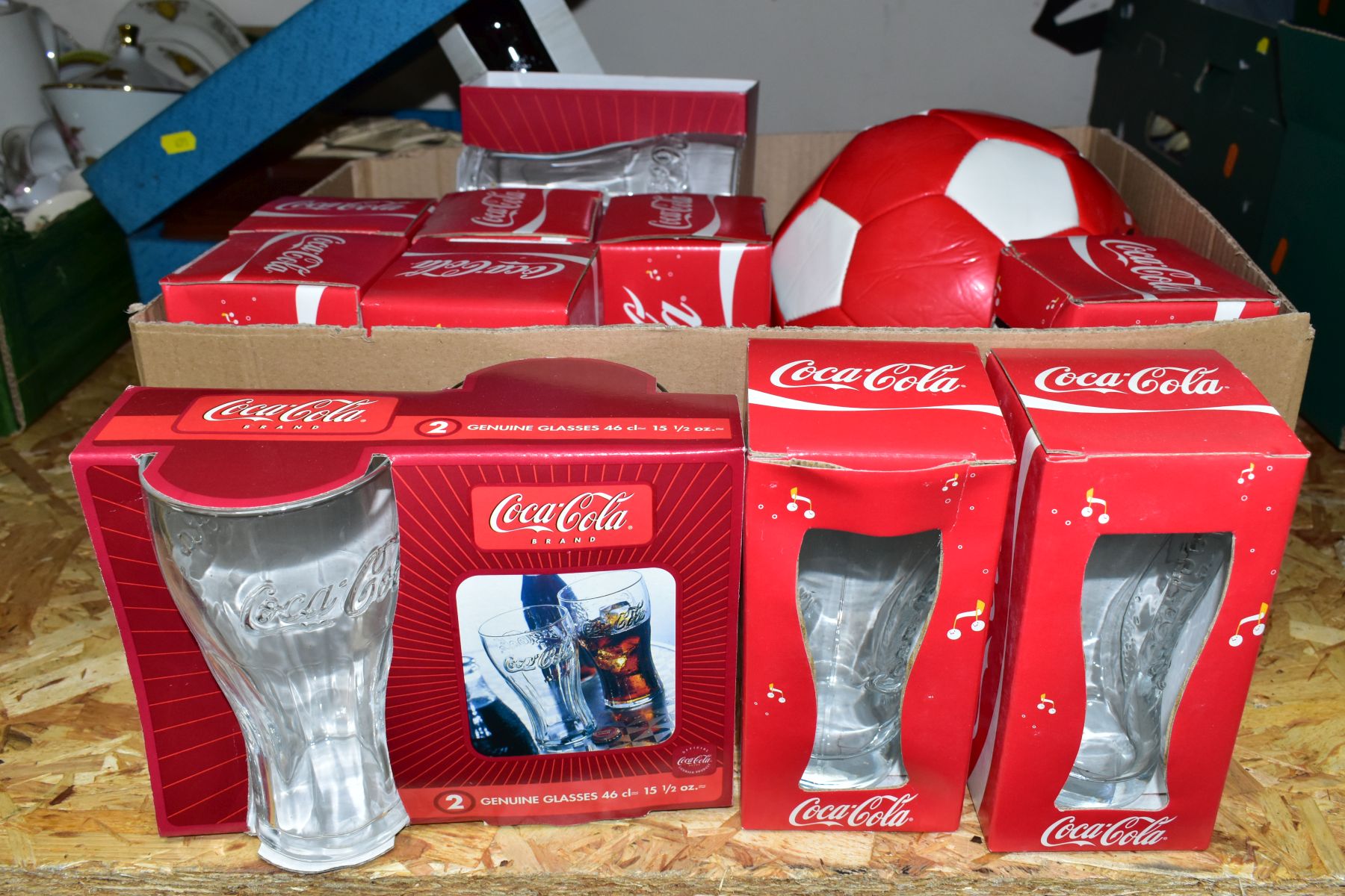 TWO BOXES AND LOOSE ADVERTISING CERAMICS AND GLASSWARES INCLUDING COCA-COLA AND A PICNIC SET, to - Image 4 of 4