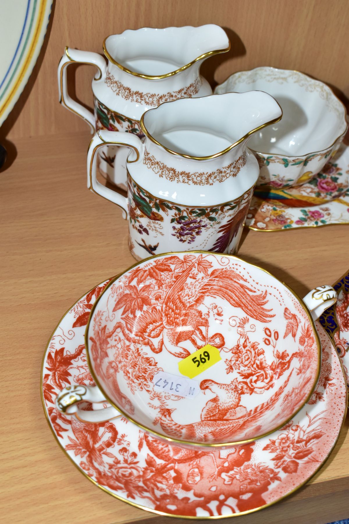 A COLLECTION OF ROYAL CROWN DERBY ' OLDE AVESBURY' PATTERN TEA AND COFFEE WARES, ETC, comprising a - Image 6 of 9