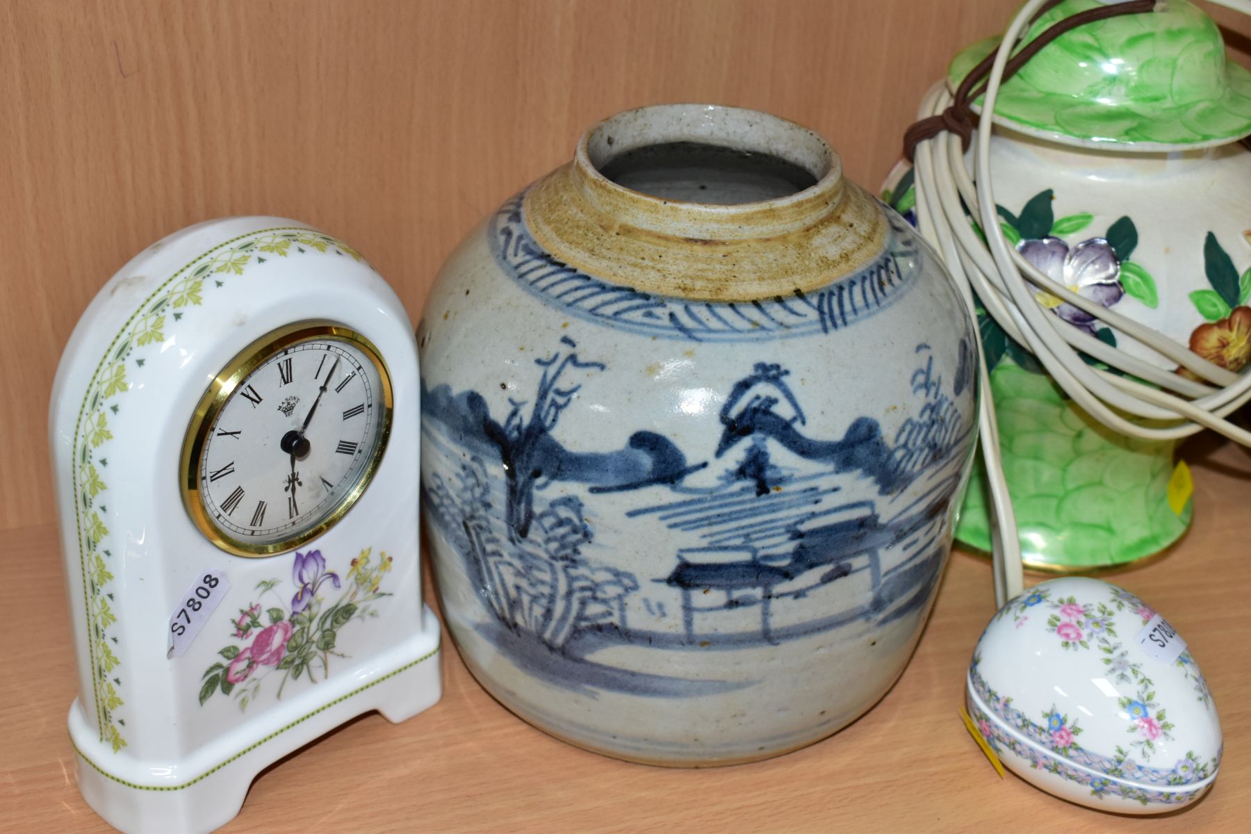 A SMALL GROUP OF CERAMICS, comprising a Chinese blue and white ginger jar, height 15.5cm (missing - Image 6 of 7