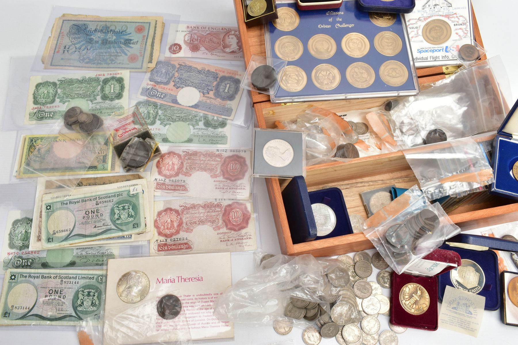 A FITTED WOODEN CASE CONTAINING COINS COMMEMORATIVES AND BANKNOTES, to include a sealed re-struck