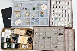 A SELECTION OF JEWELLERY AND DISPLAY TRAYS, to include a silver quartz cluster ring, set with