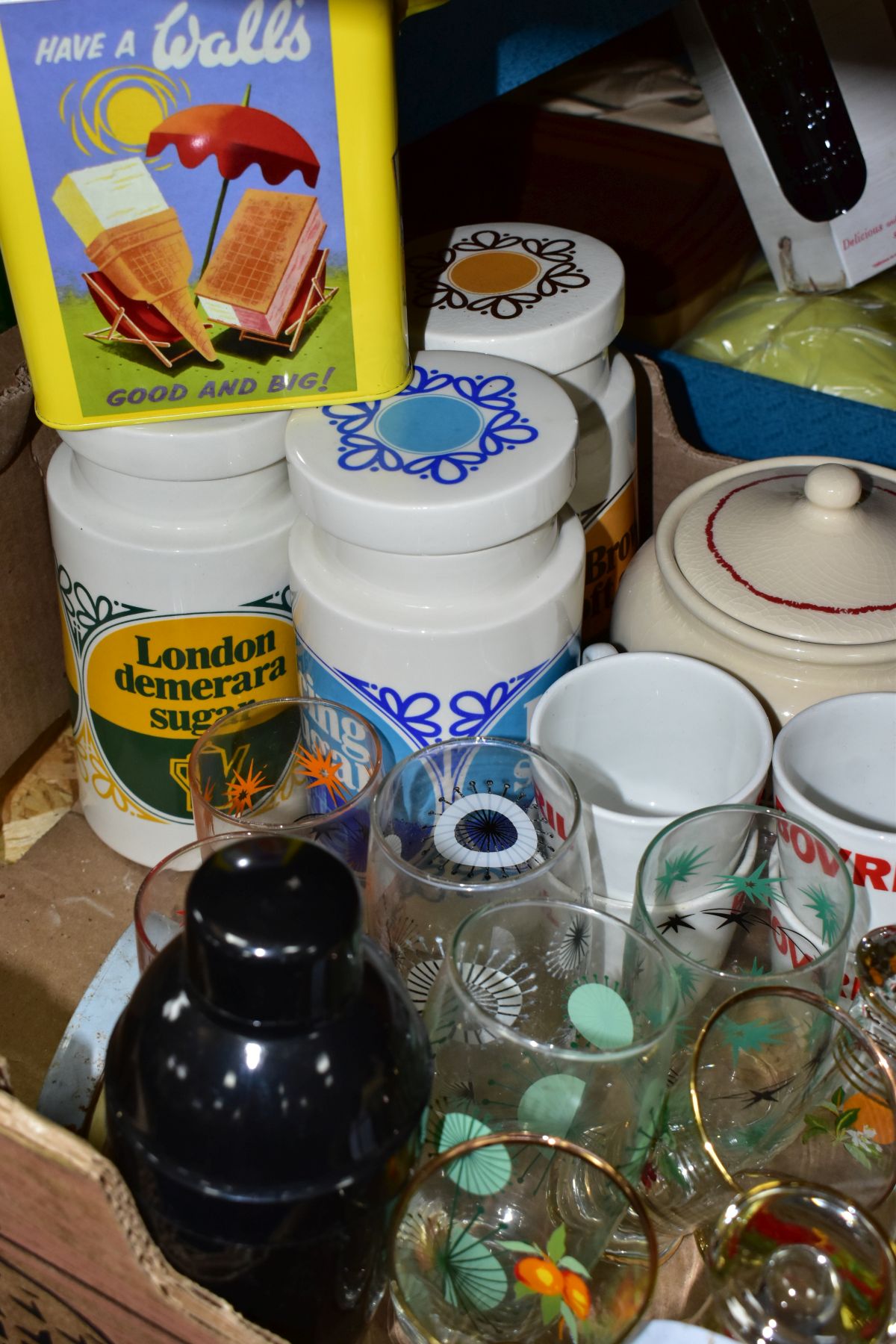 TWO BOXES AND LOOSE ADVERTISING CERAMICS AND GLASSWARES INCLUDING COCA-COLA AND A PICNIC SET, to - Image 3 of 4