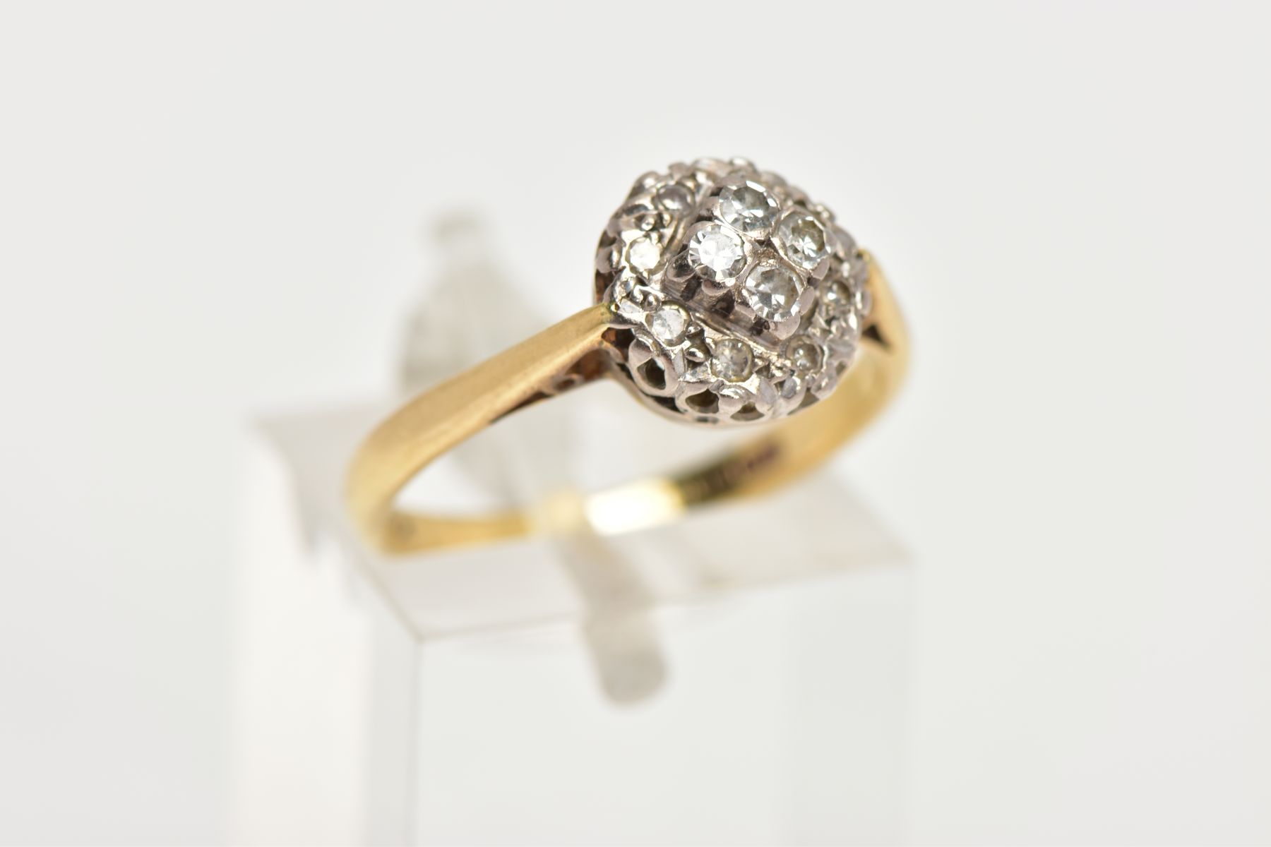 AN 18CT GOLD DIAMOND CLUSTER RING, slightly raised circular cluster ring, set with single cut - Bild 4 aus 4