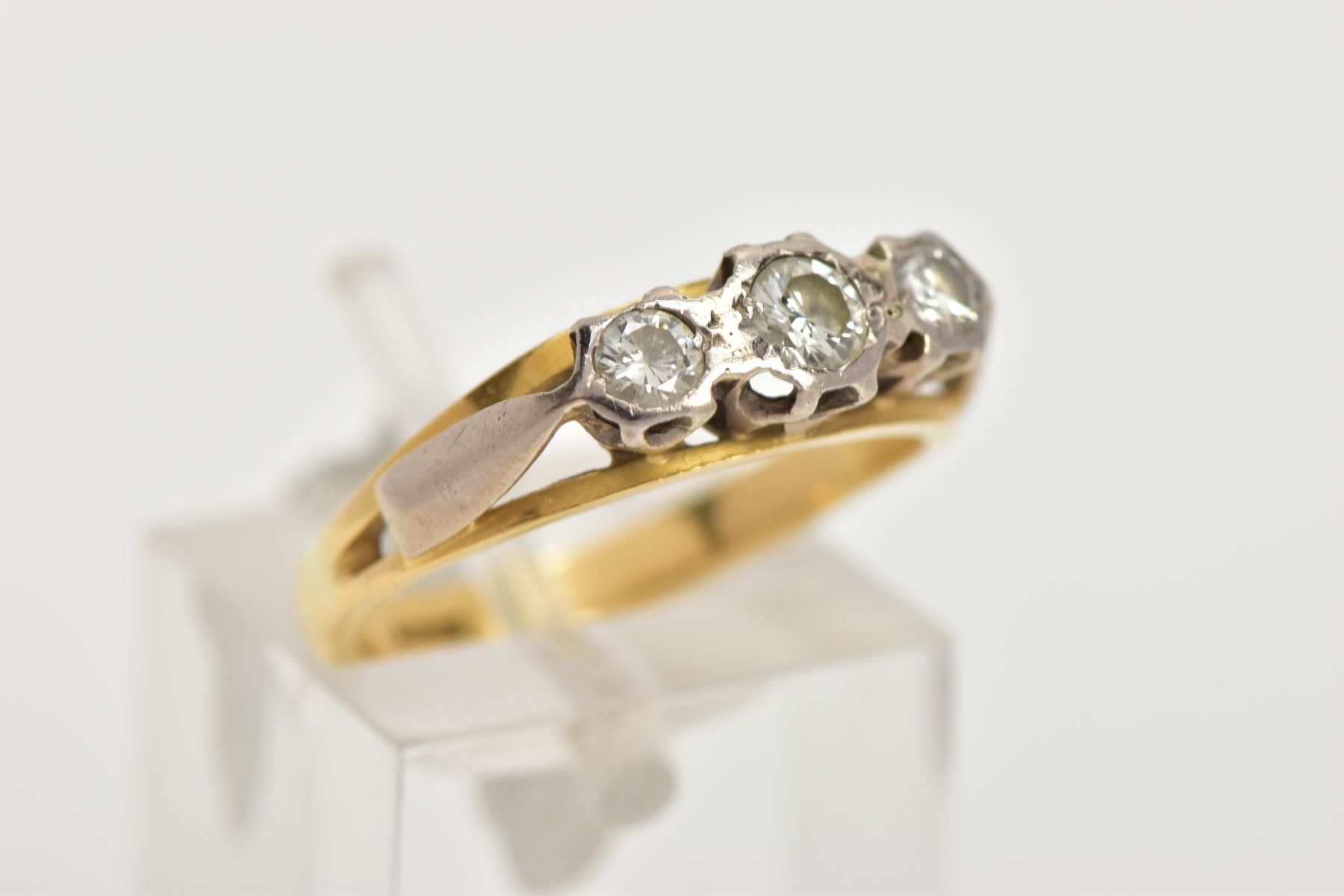 AN 18CT GOLD THREE STONE DIAMOND RING, designed as three graduated brilliant cut diamonds in - Bild 4 aus 4