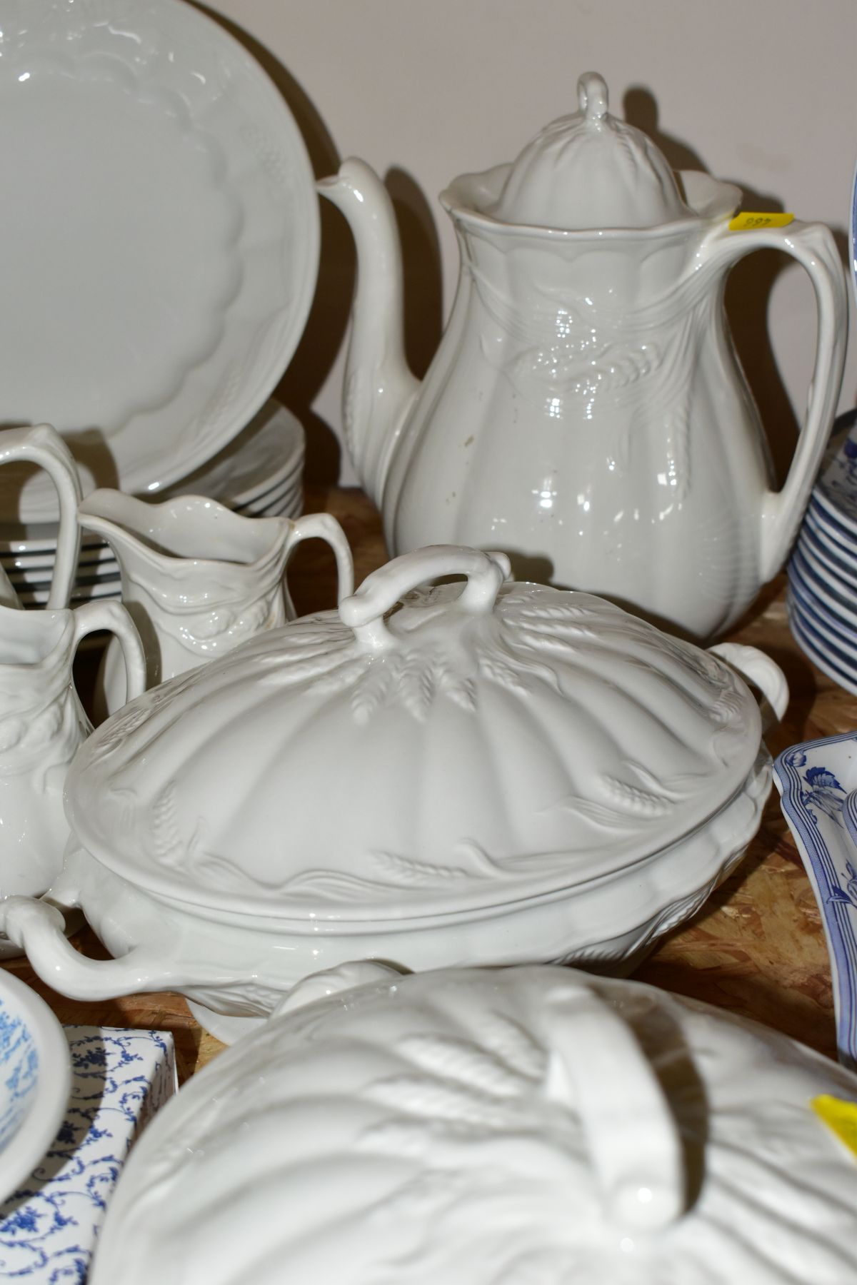 A SIXTY EIGHT PIECE LAURA ASHLEY WHEATWARE DINNER SERVICE WITH OTHER LAURA ASHLEY CERAMIC WARES, - Bild 10 aus 15