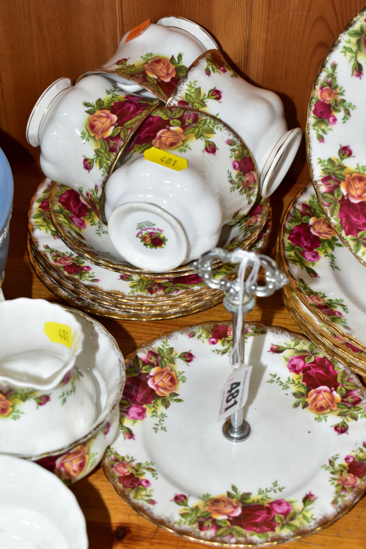 A THIRTY THREE PIECE ROYAL ALBERT OLD COUNTRY ROSES PART TEA SET, comprising a handled cake plate, a - Bild 5 aus 7