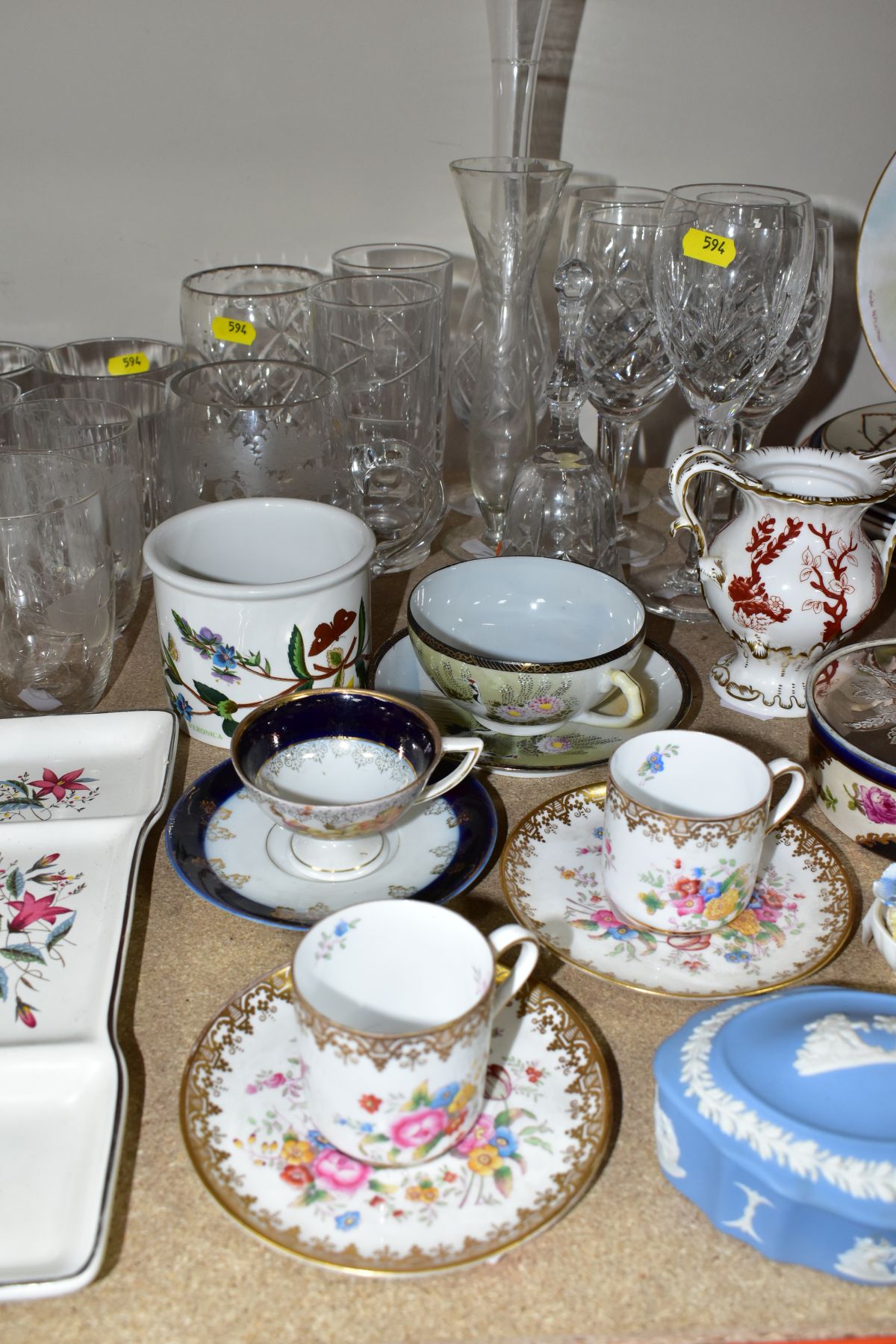 A GROUP OF ASSORTED GLASSWARE, CERAMIC GIFT WARE AND OTHER CERAMICS, including three Wedgwood pale - Image 3 of 12