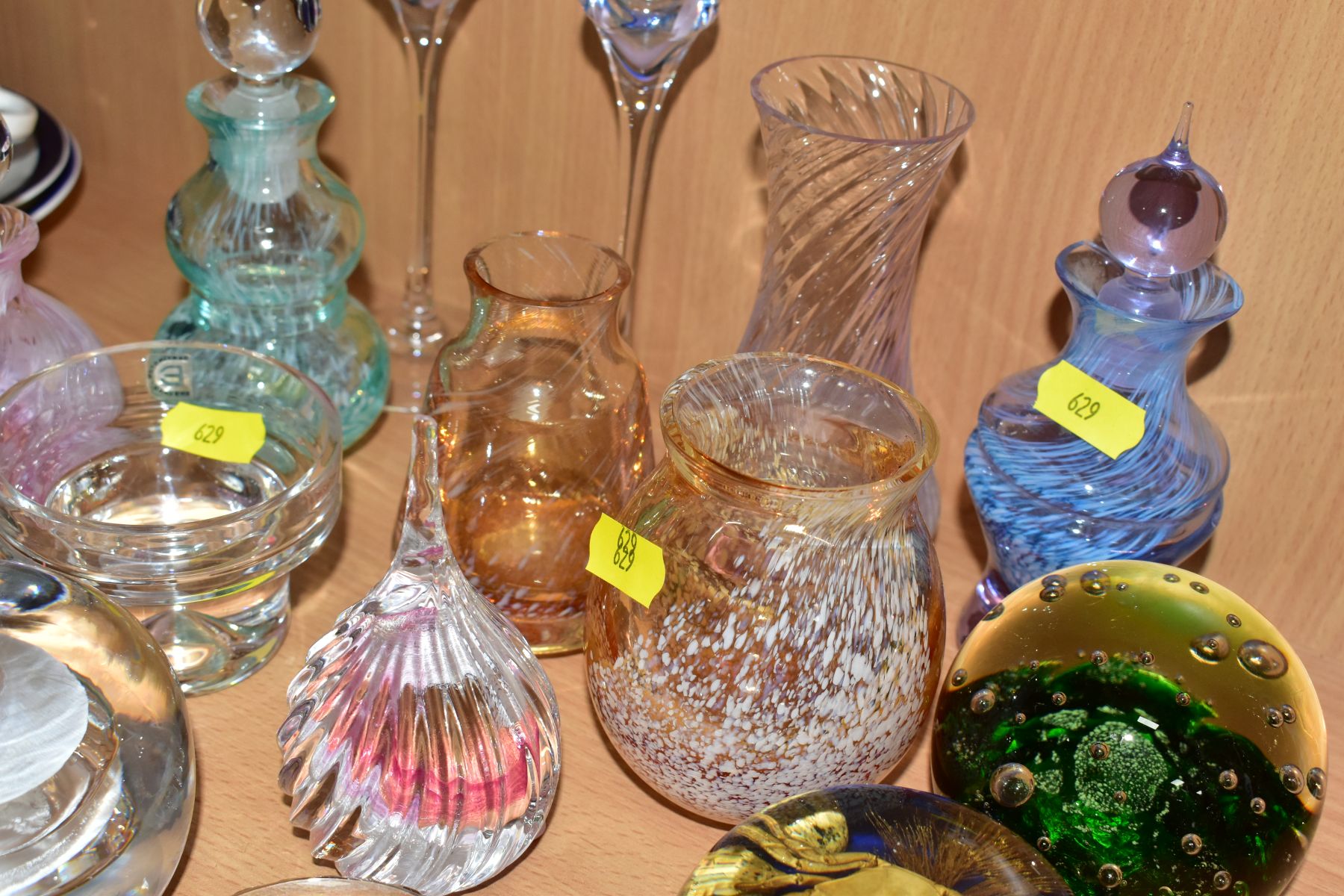 A SMALL COLLECTION OF DECORATIVE GLASS ITEMS TO INCLUDE TWO CAITHNESS PAPERWEIGHTS, both Caithness - Image 11 of 11