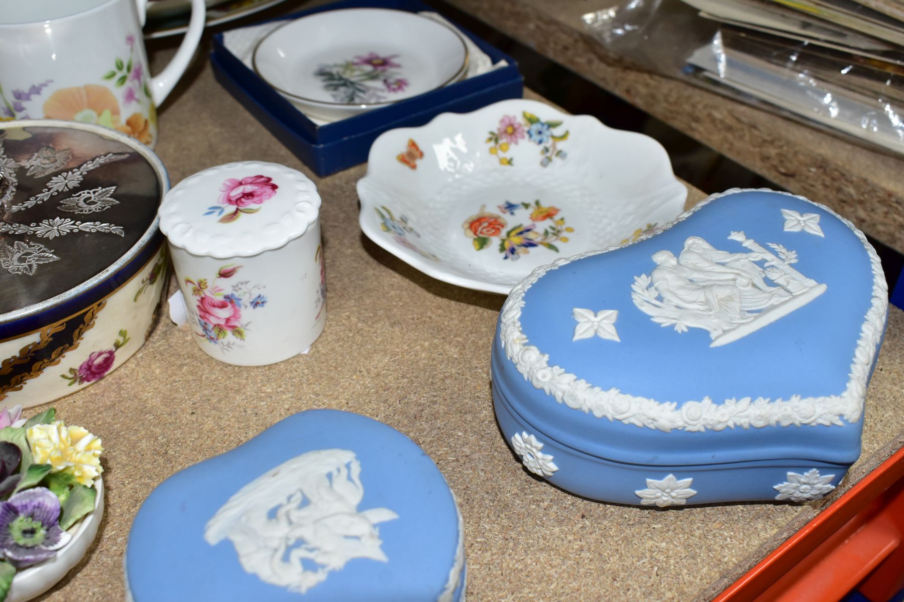 A GROUP OF ASSORTED GLASSWARE, CERAMIC GIFT WARE AND OTHER CERAMICS, including three Wedgwood pale - Image 9 of 12