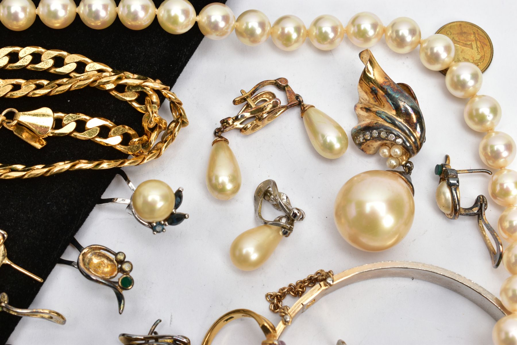 A BAG OF ASSORTED COSTUME JEWELLERY, to include an imitation pearl necklace fitted with a white - Image 4 of 6