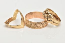 THREE 9CT GOLD RINGS, to include a bark effect band, hallmarked 9ct gold London, ring size