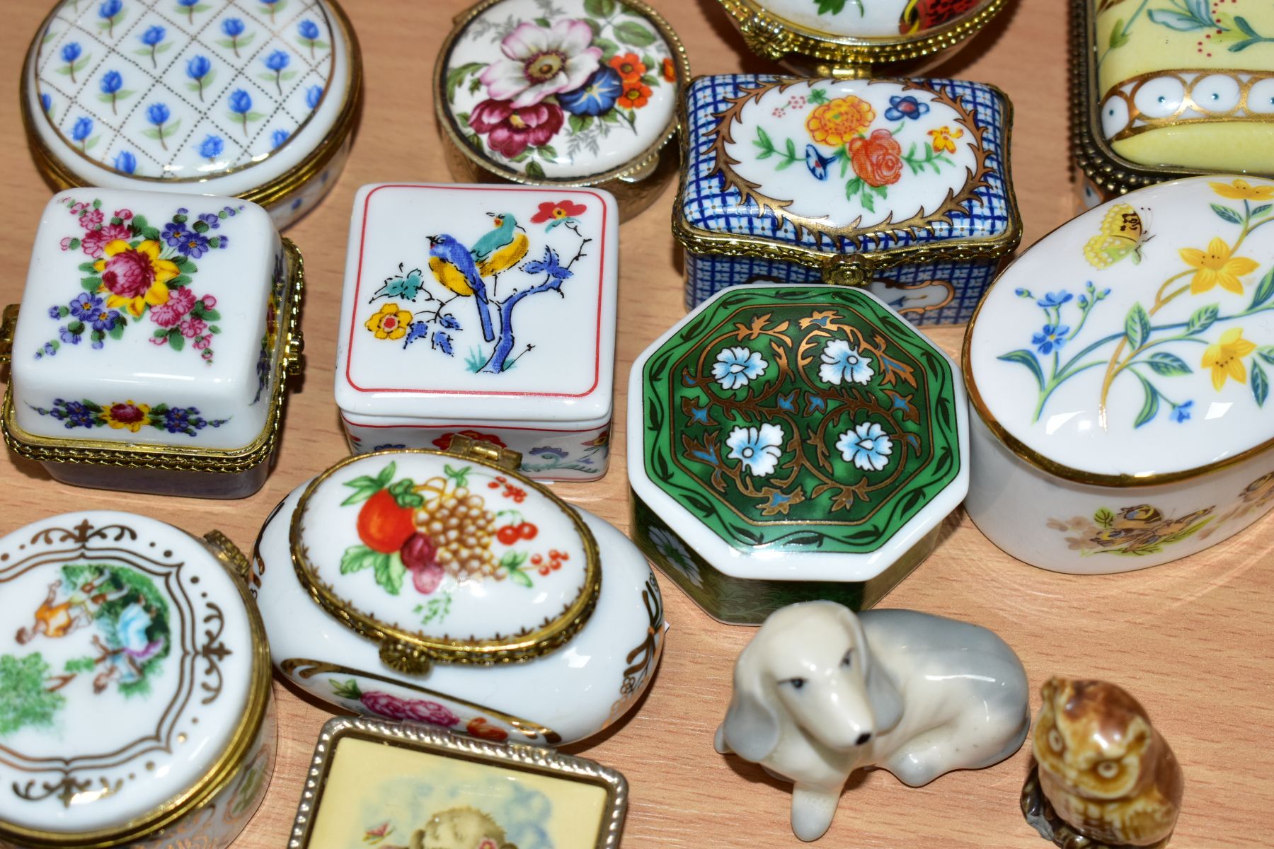 A GROUP OF TRINKET BOXES AND FOUR MINIATURE ANIMAL FIGURES, eighteen, mainly ceramic and metal, late - Image 4 of 12