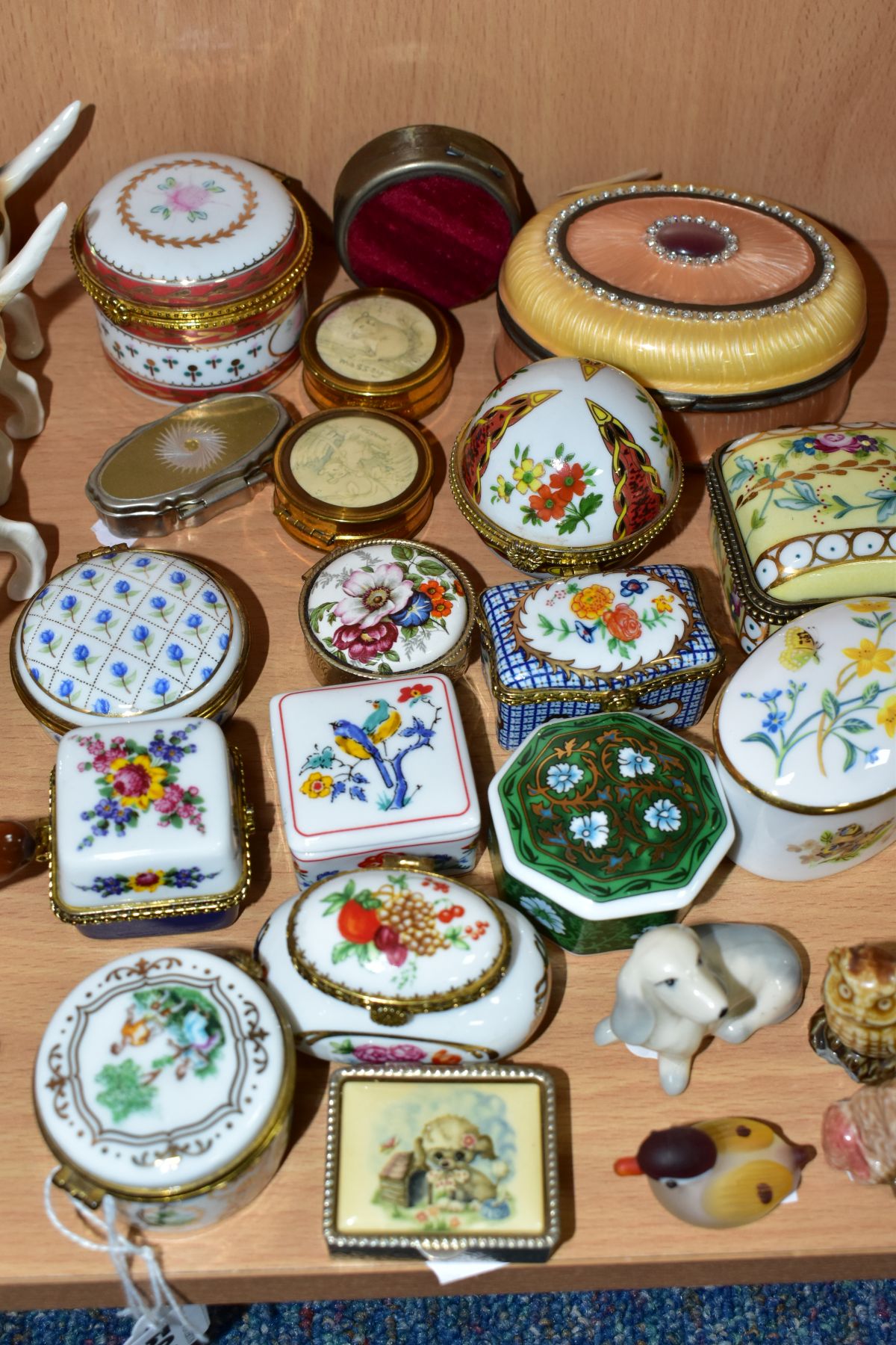 A GROUP OF TRINKET BOXES AND FOUR MINIATURE ANIMAL FIGURES, eighteen, mainly ceramic and metal, late